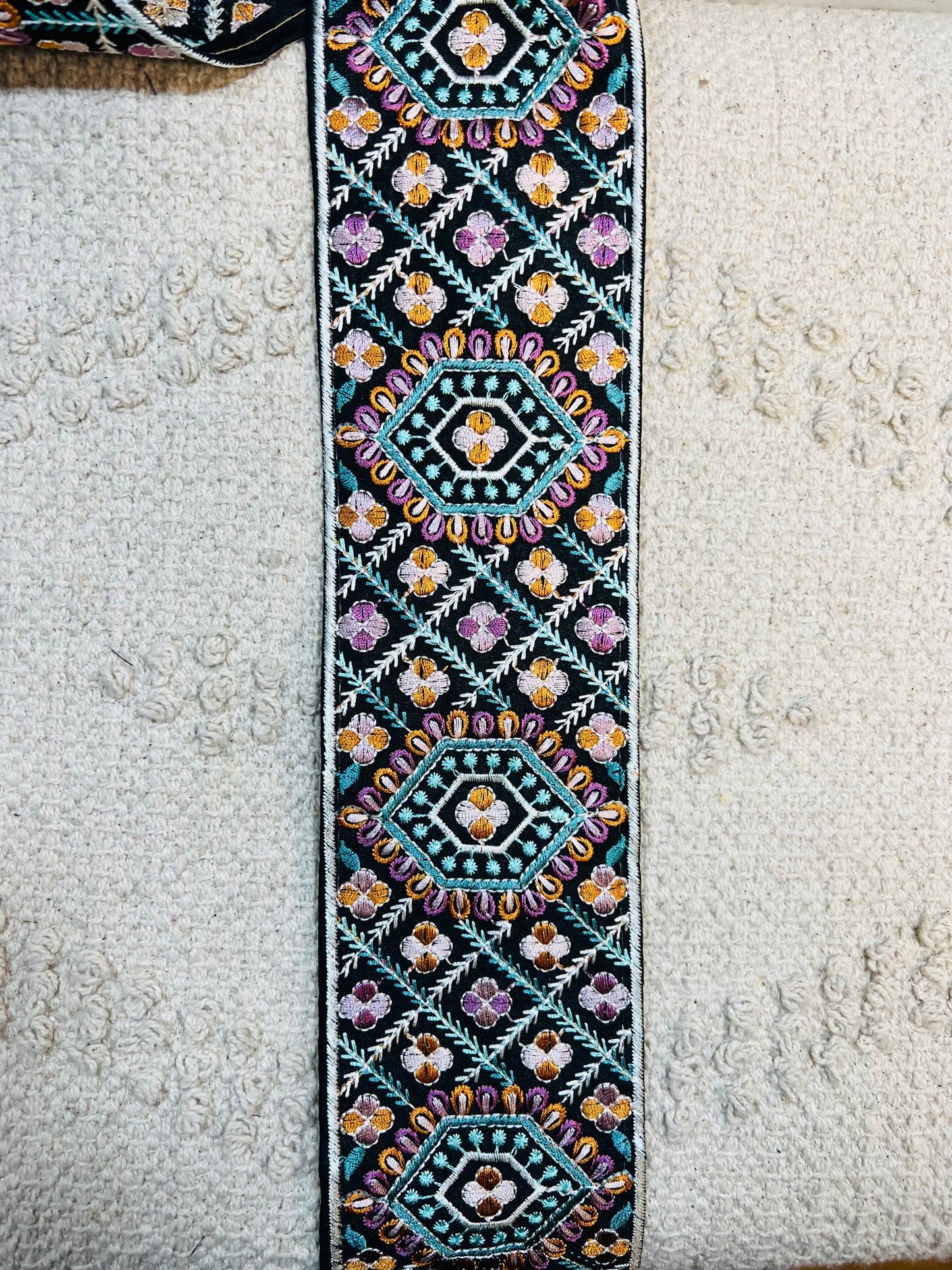 Galon broderie noir violet turquoise