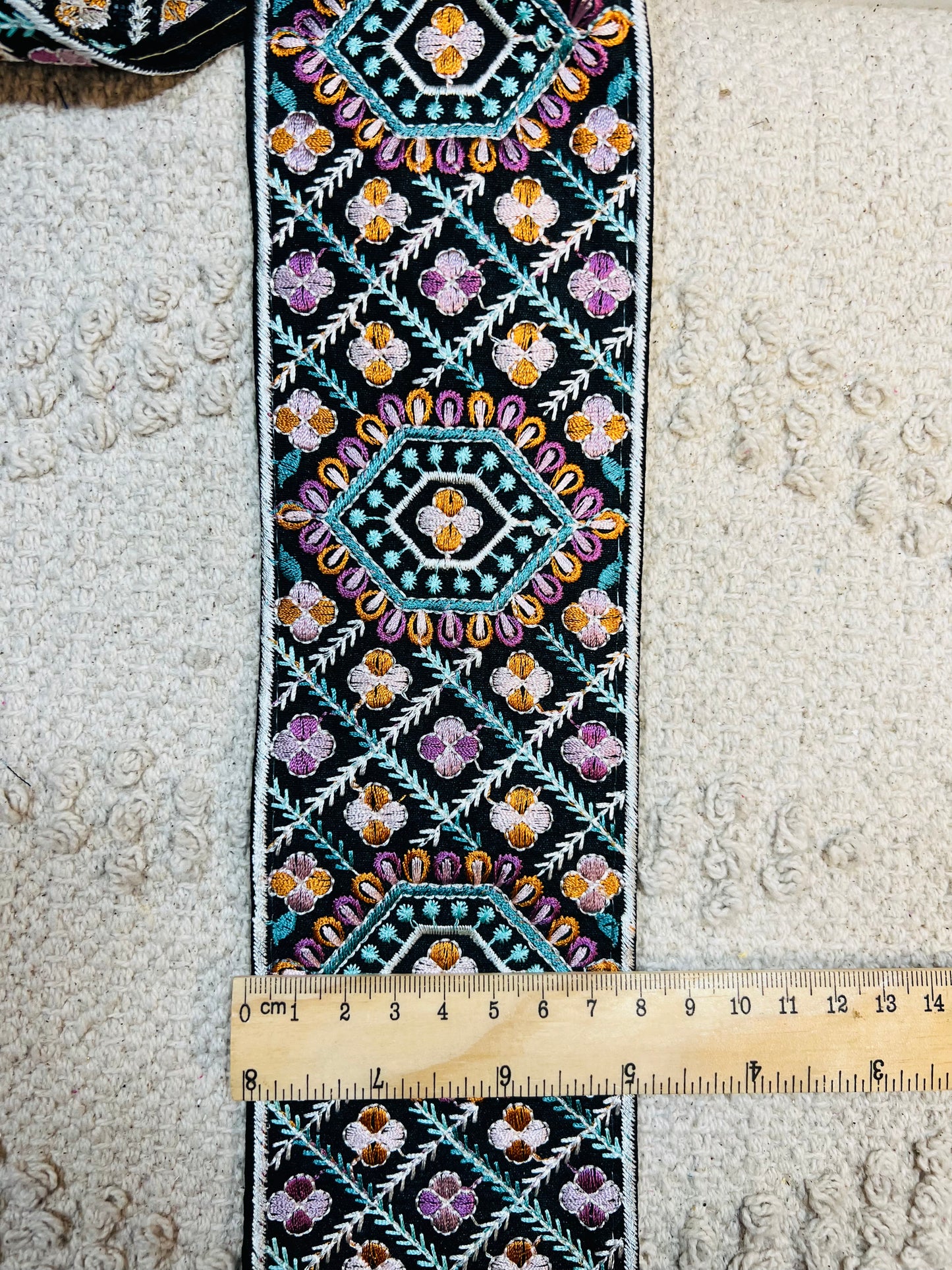Galon broderie noir violet turquoise