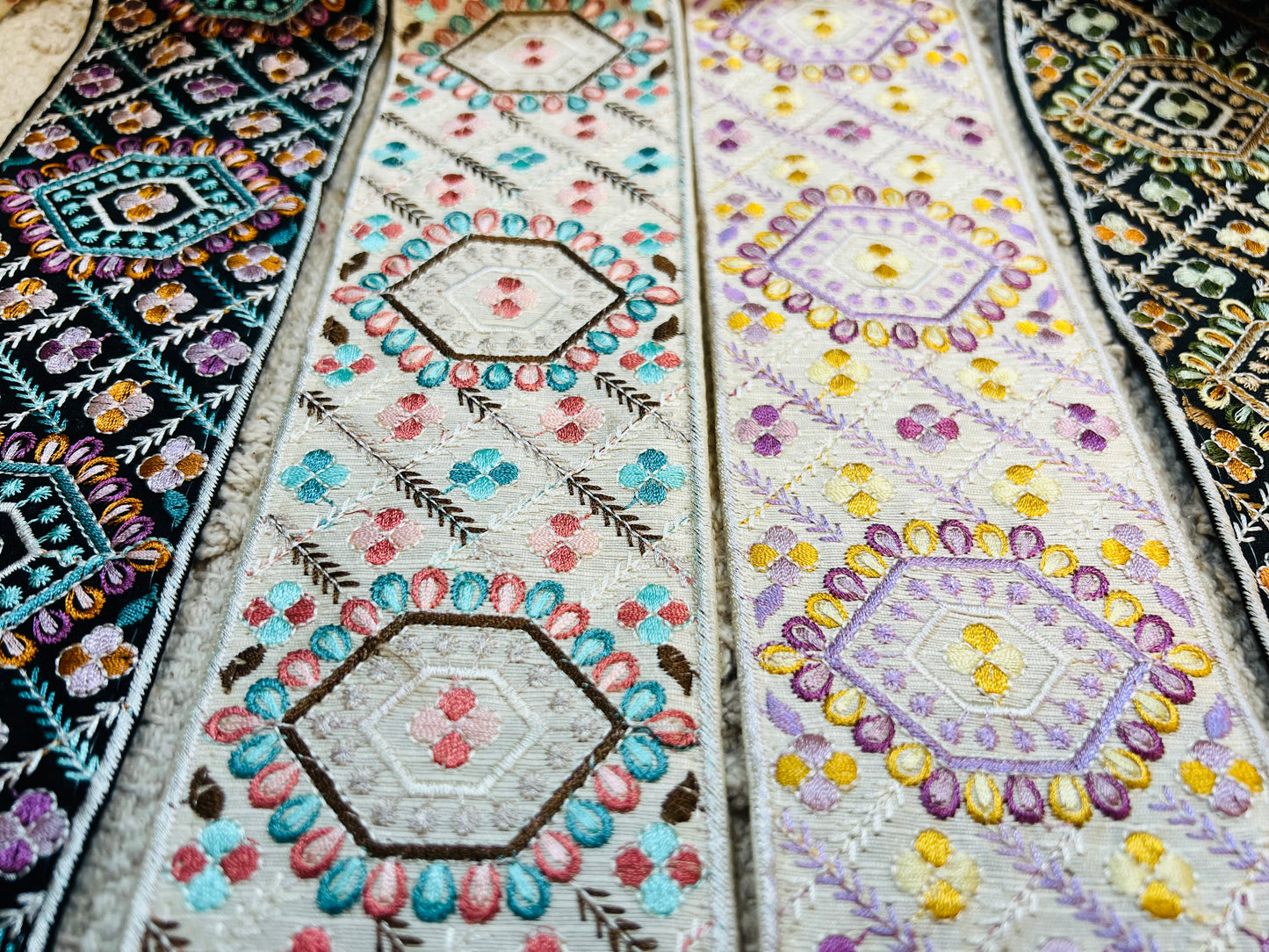 Galon broderie blanc bleu rose