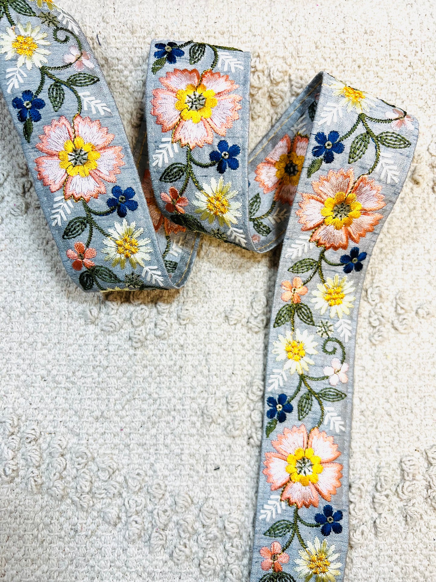 Galon broderie de fleurs (gris)