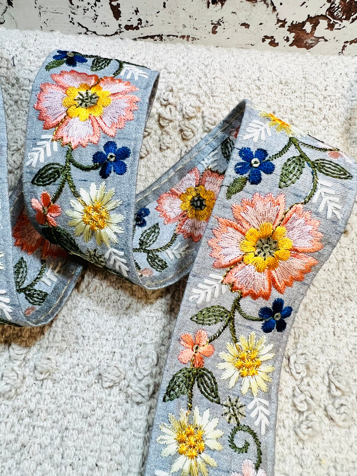 Galon broderie de fleurs (gris)