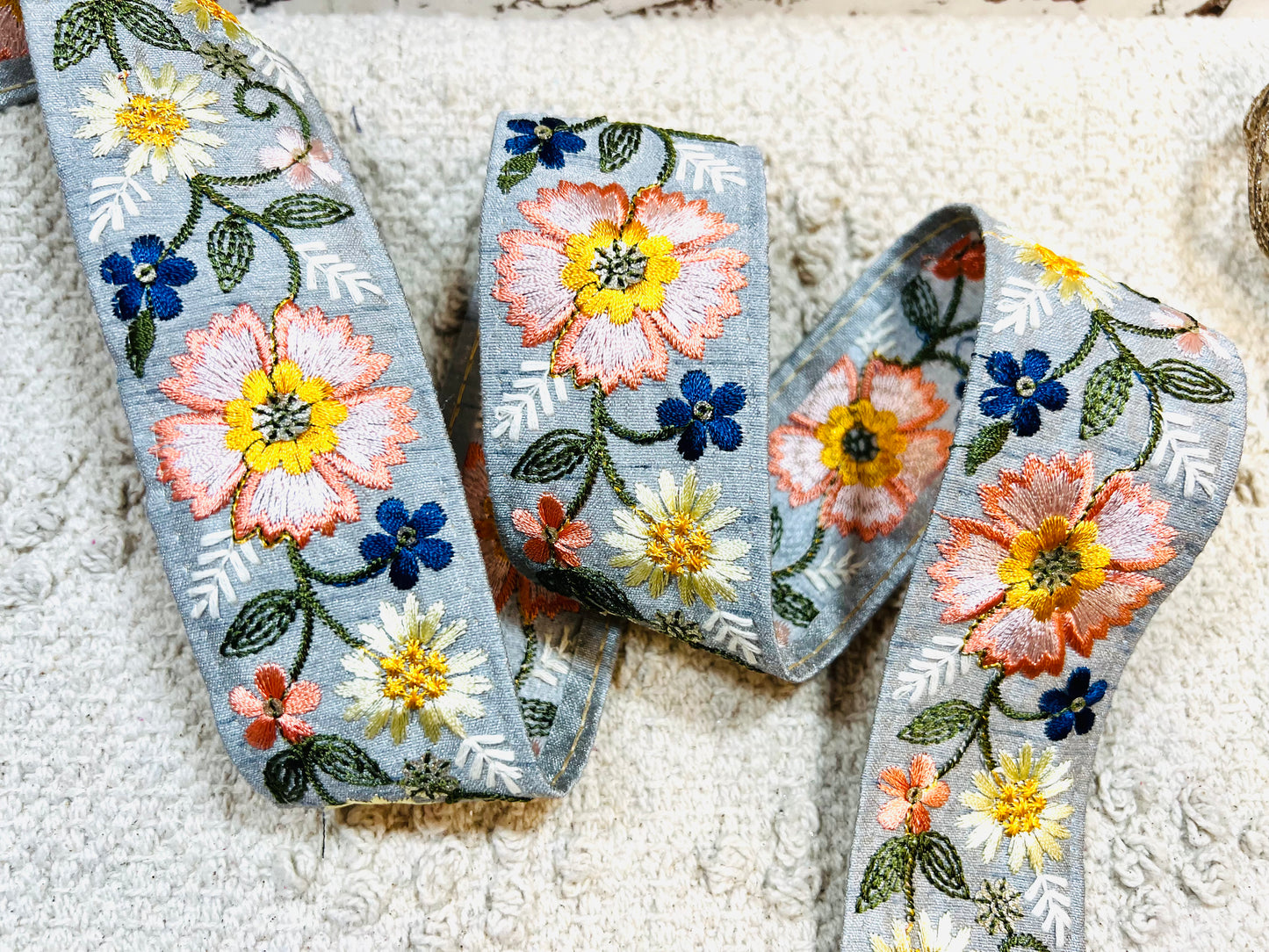 Galon broderie de fleurs (gris)