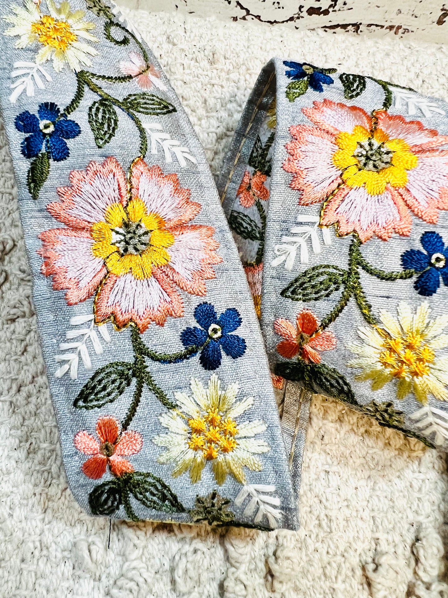 Galon broderie de fleurs (gris)