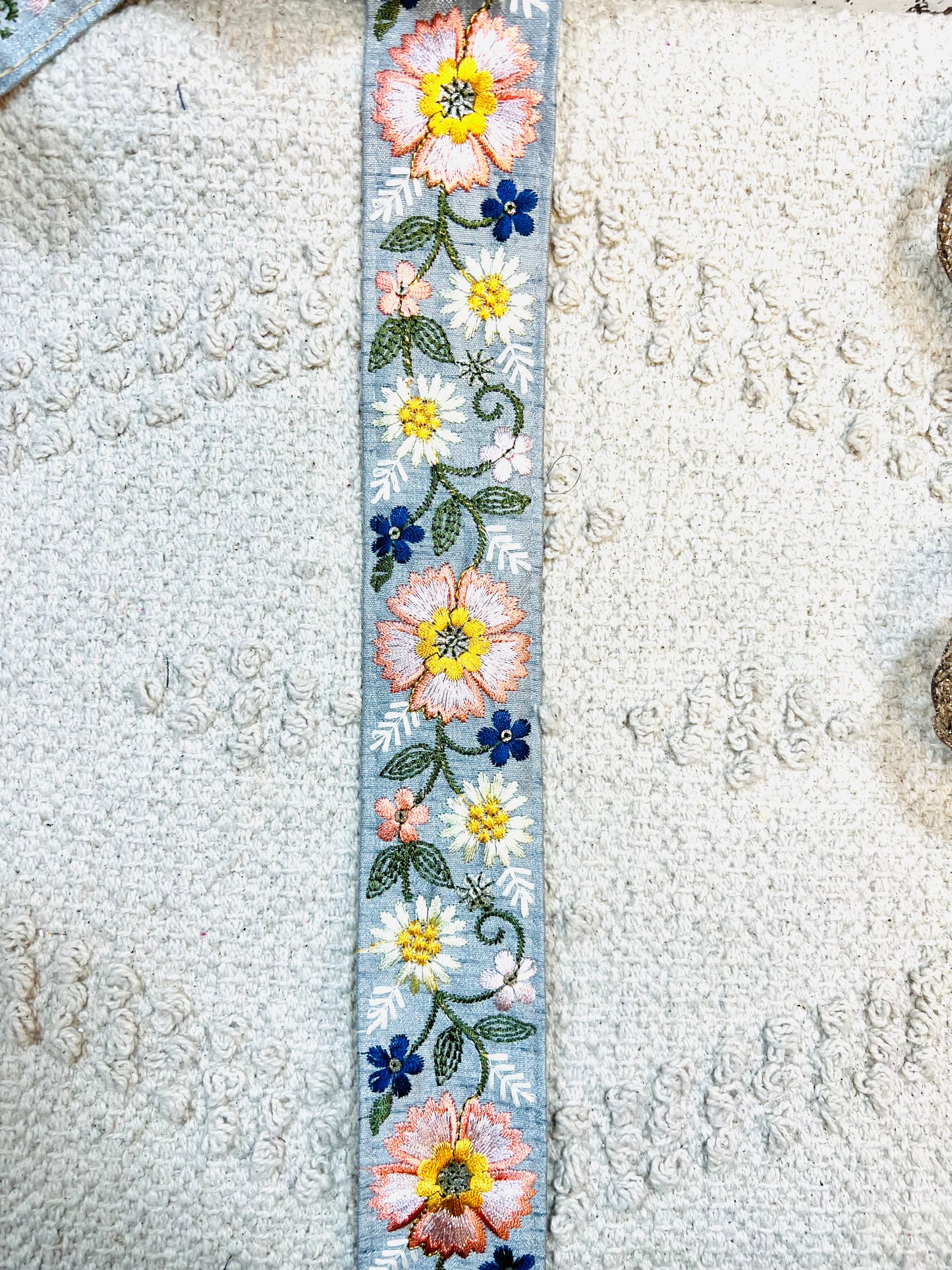 Galon broderie de fleurs (gris)