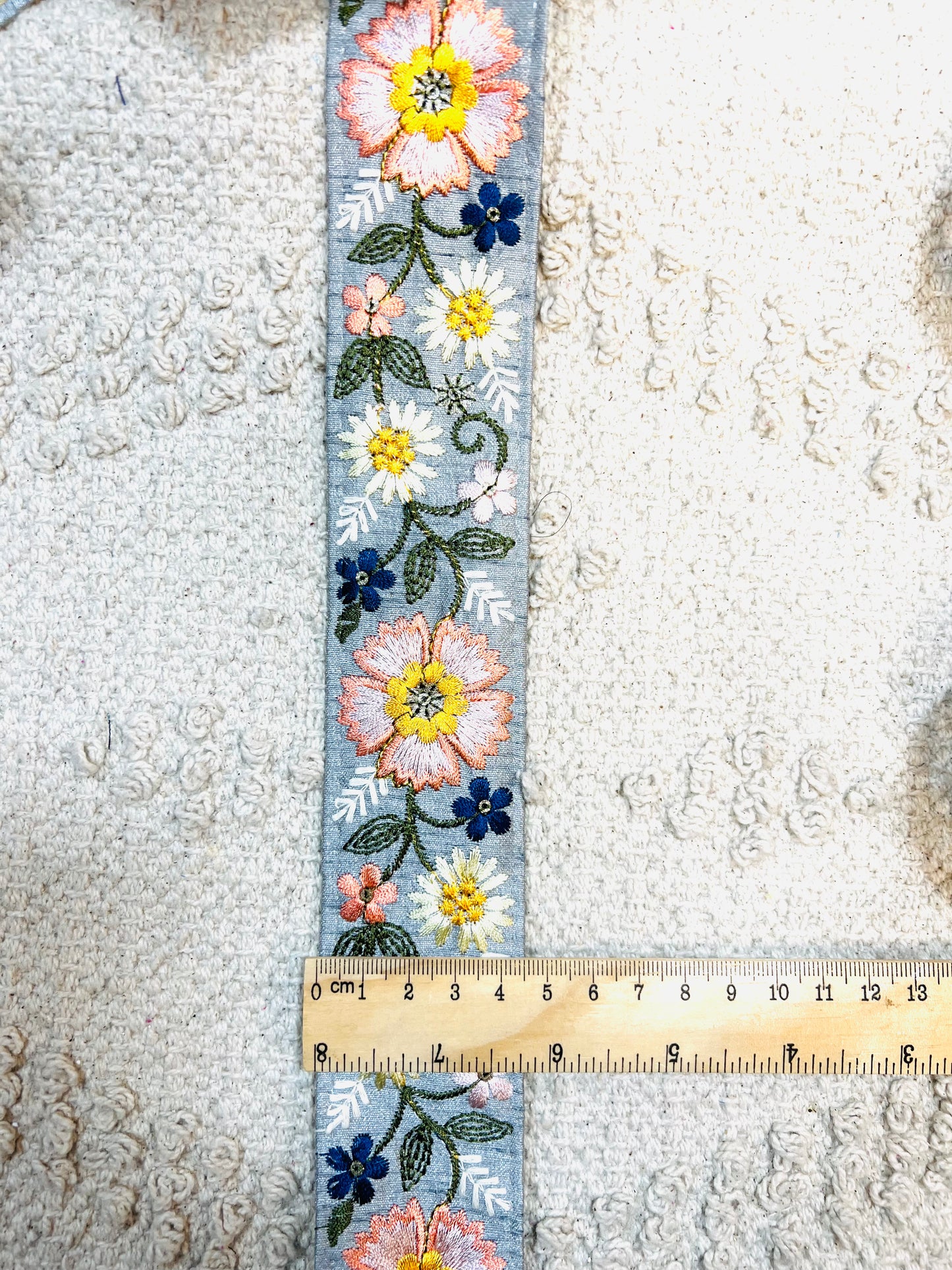 Galon broderie de fleurs (gris)