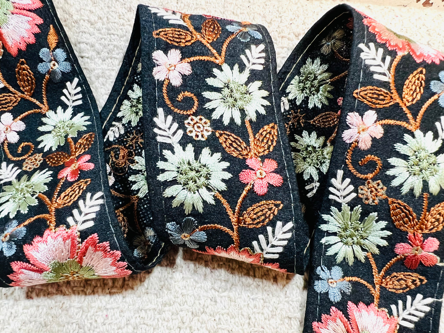 Galon broderie de fleurs (Noir)