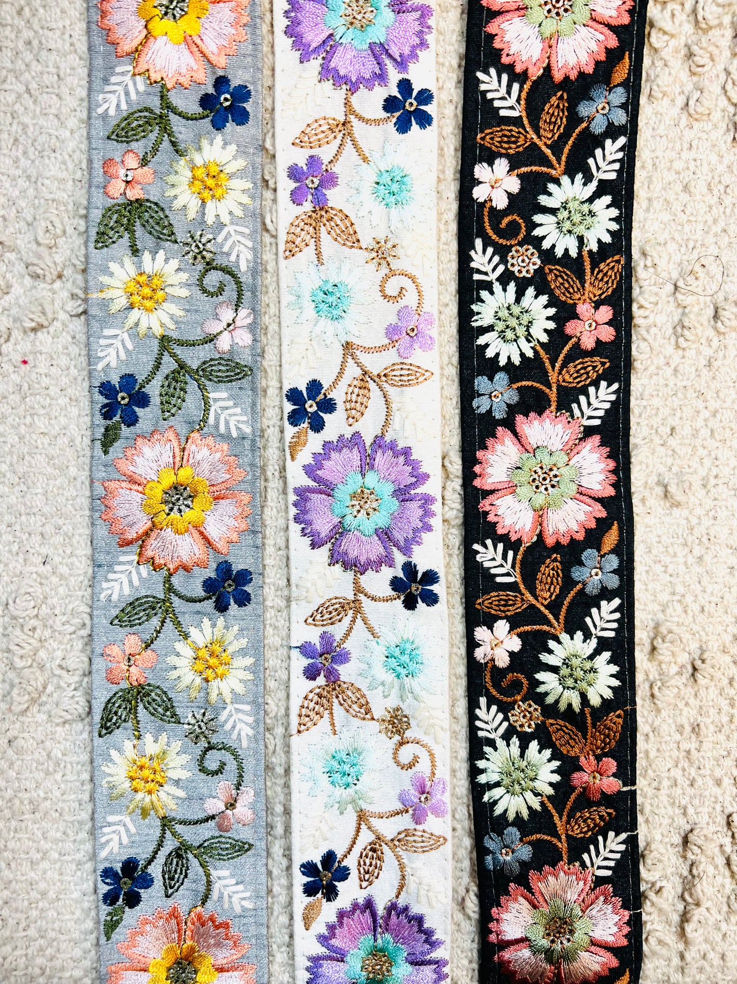 Galon broderie de fleurs (gris)