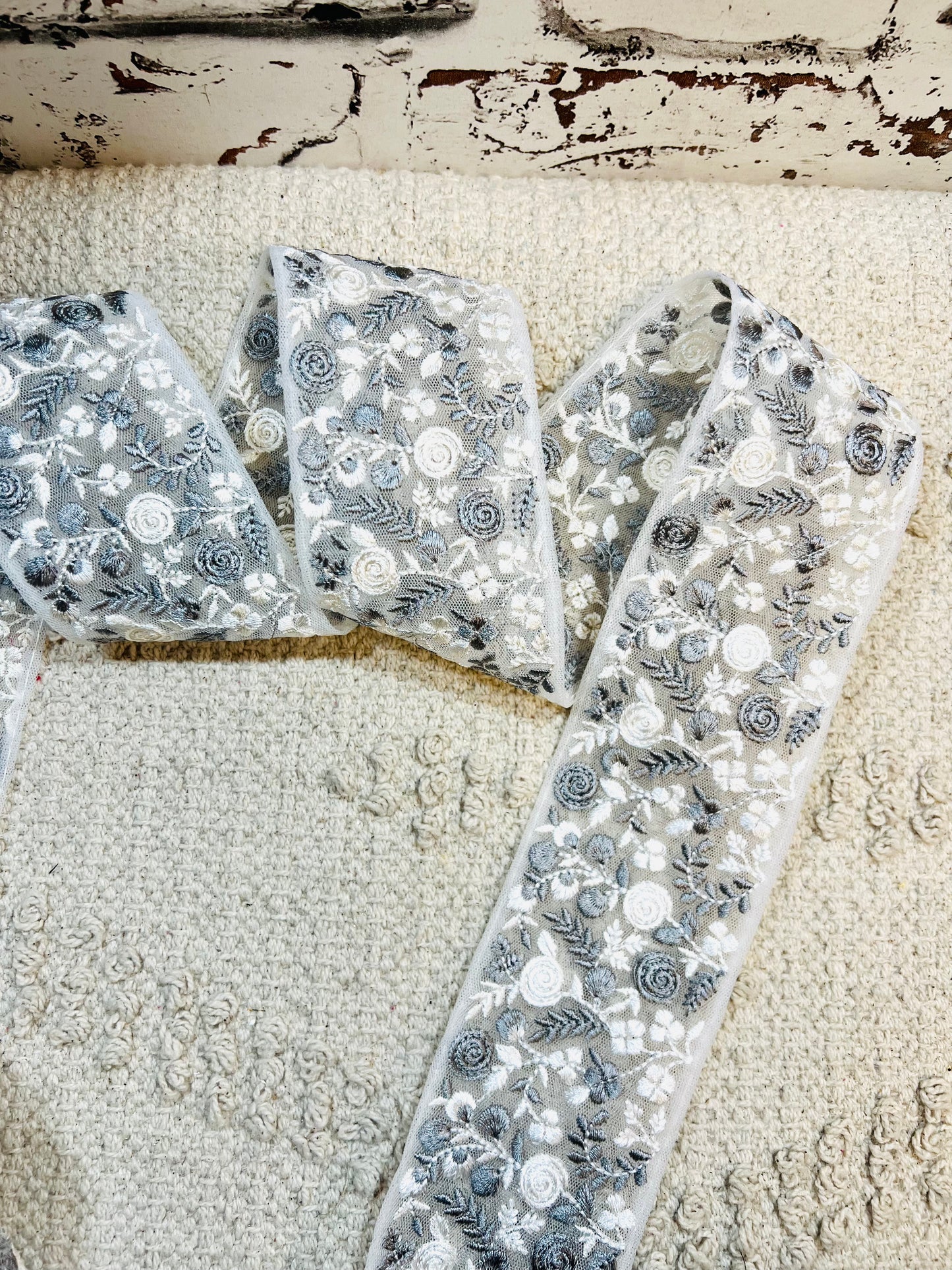 Galon brodé floral organza (Blanc et gris)