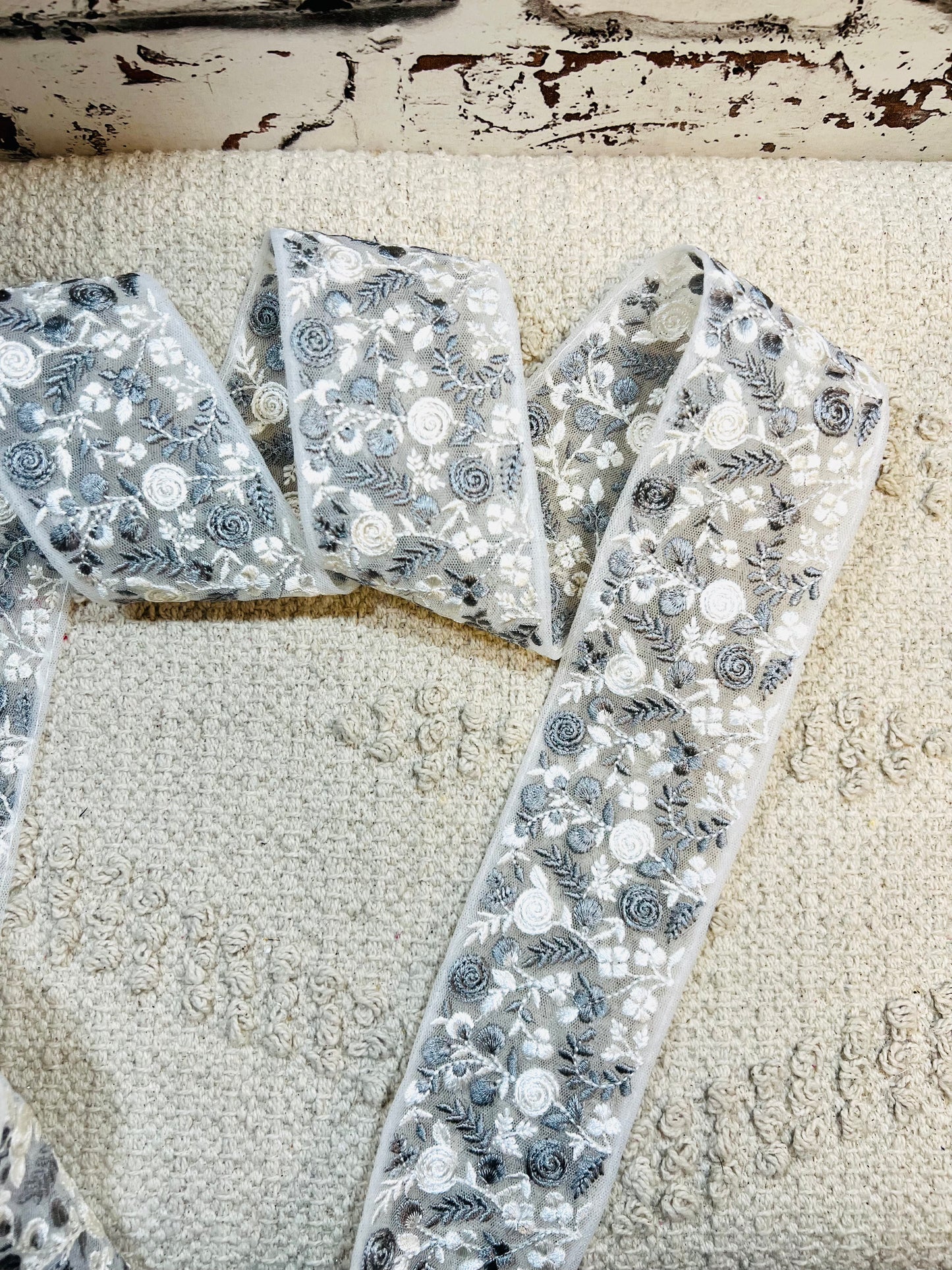 Galon brodé floral organza (Blanc et gris)