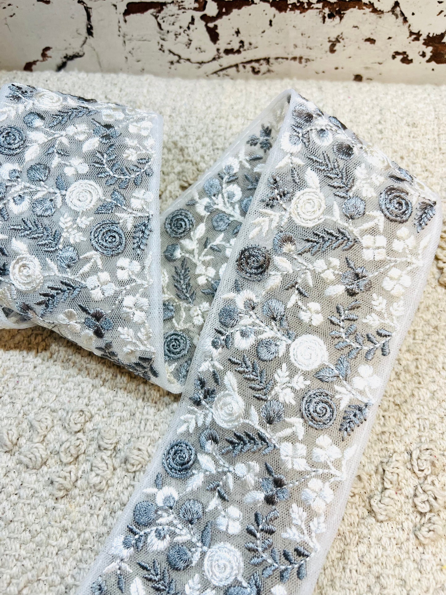 Galon brodé floral organza (Blanc et gris)