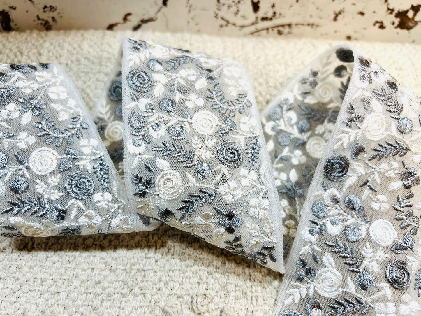 Galon brodé floral organza (Blanc et gris)