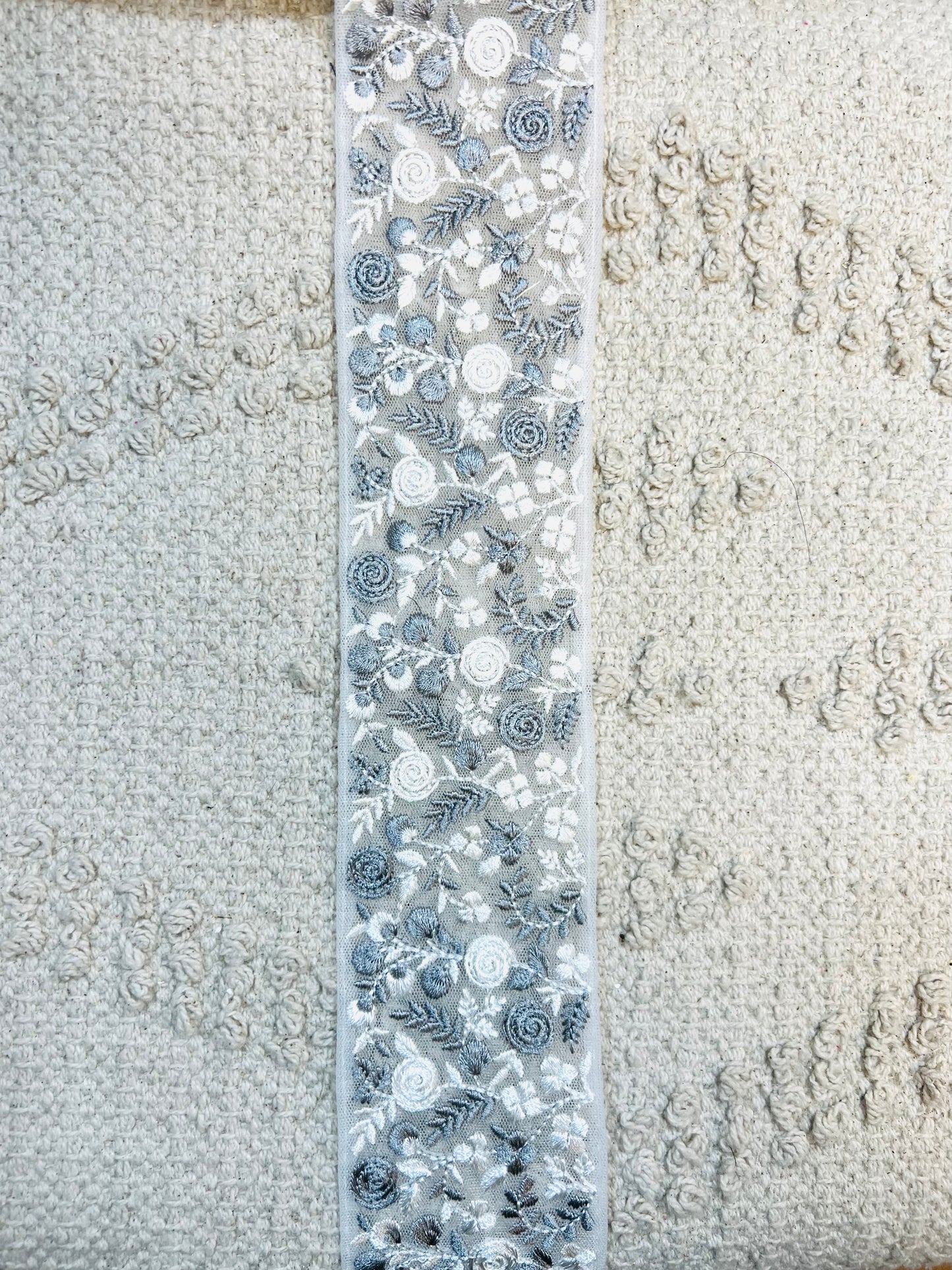 Galon brodé floral organza (Blanc et gris)