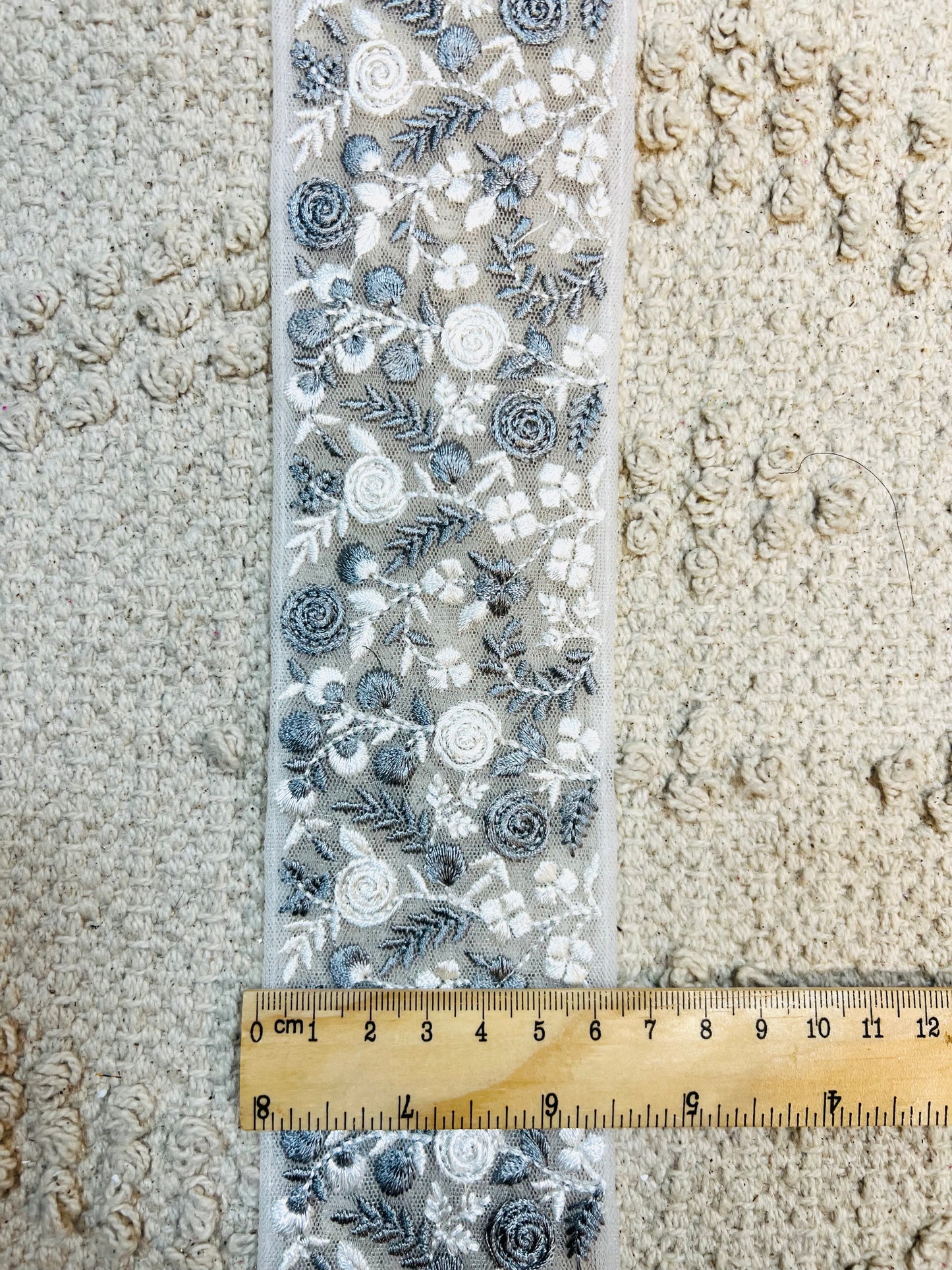 Galon brodé floral organza (Blanc et gris)