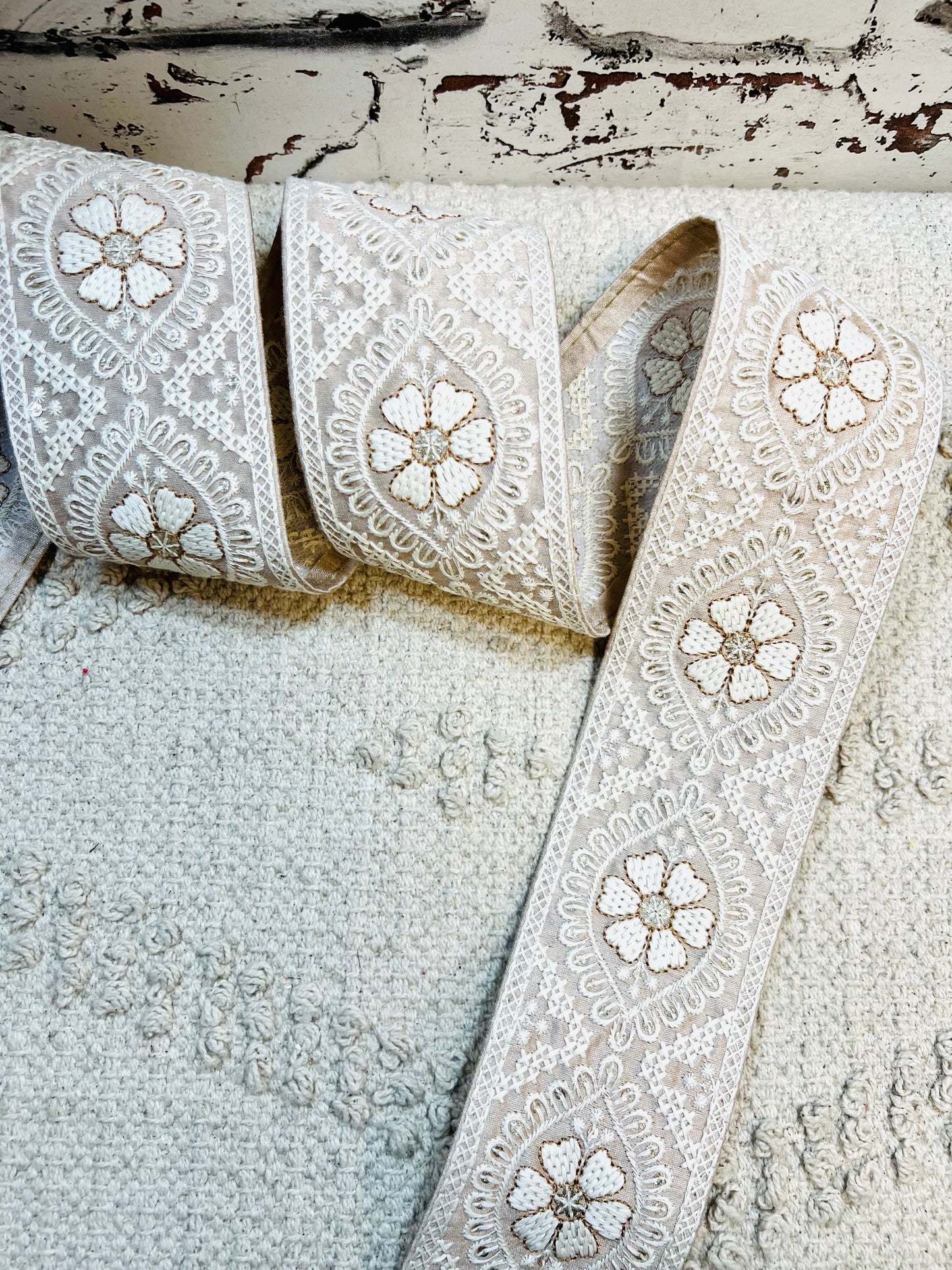 Galon rose clair broderie fils blanc