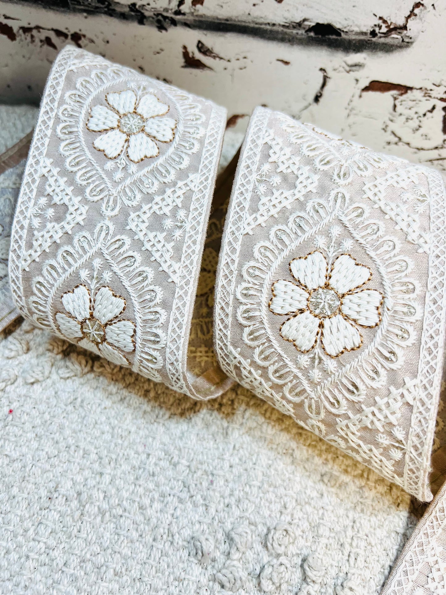 Galon rose clair broderie fils blanc