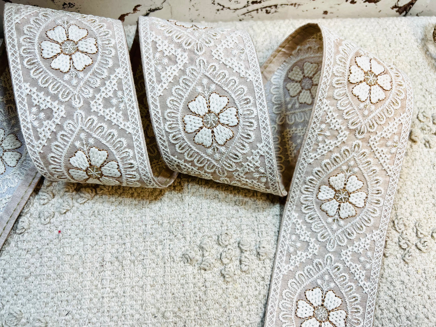 Galon rose clair broderie fils blanc