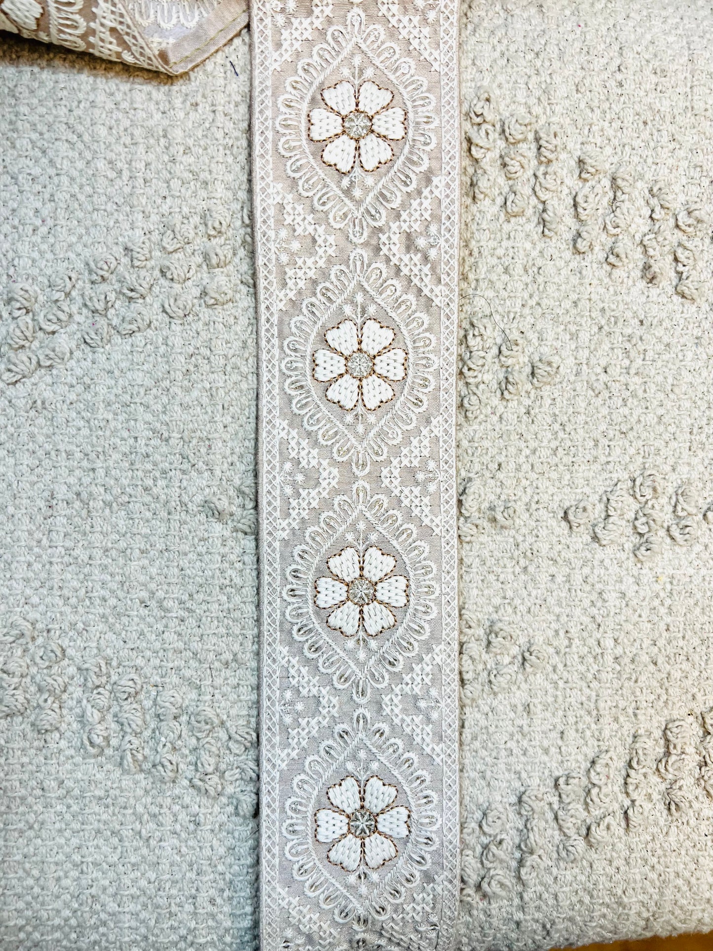 Galon rose clair broderie fils blanc
