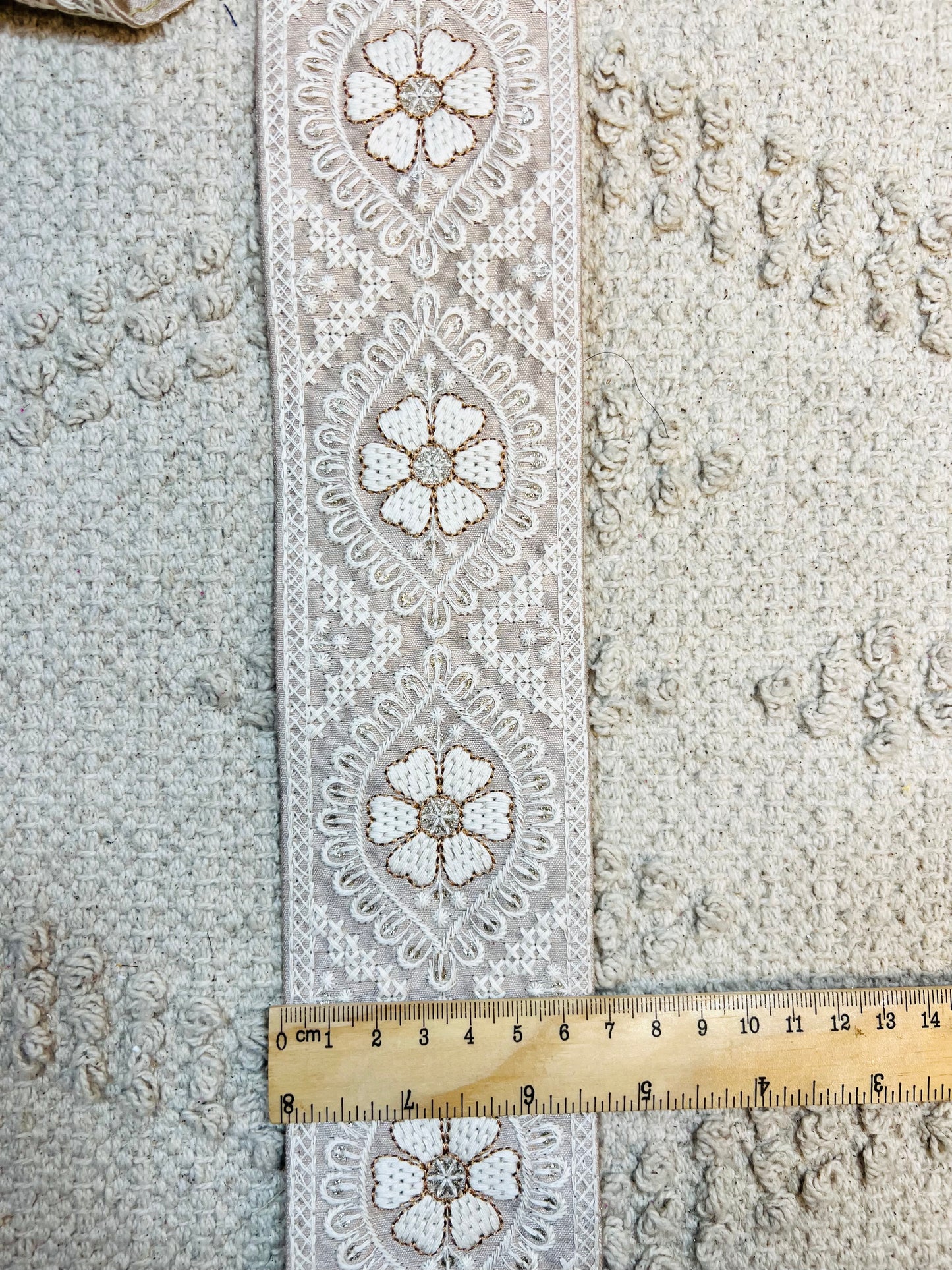 Galon rose clair broderie fils blanc