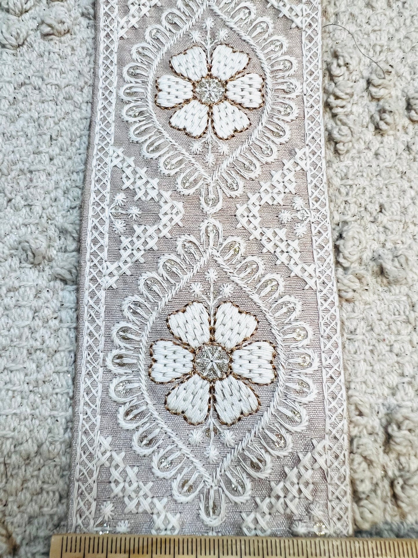 Galon rose clair broderie fils blanc