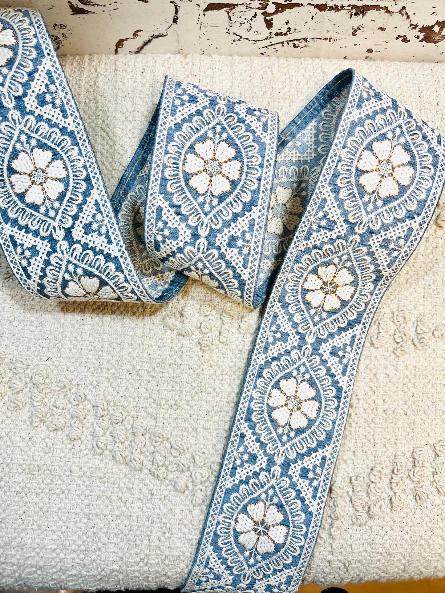 Galon bleu broderie fils blanc