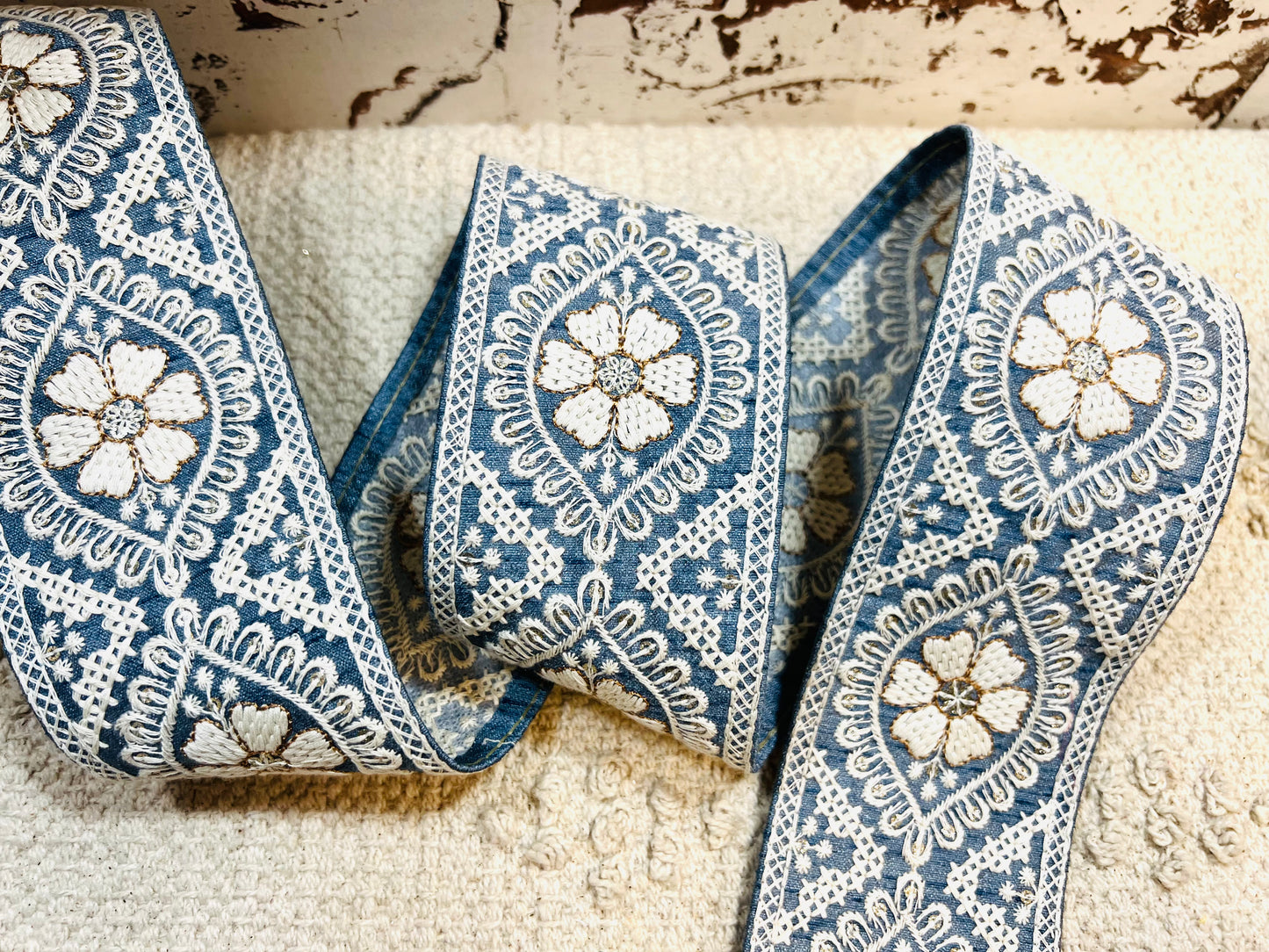 Galon bleu broderie fils blanc