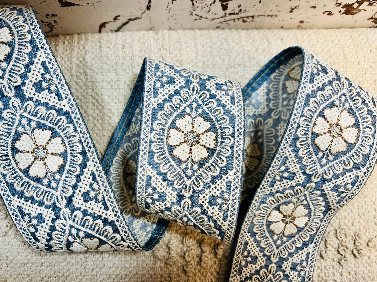 Galon bleu broderie fils blanc