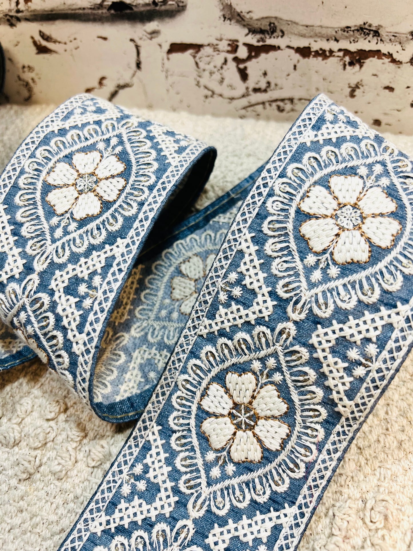 Galon bleu broderie fils blanc