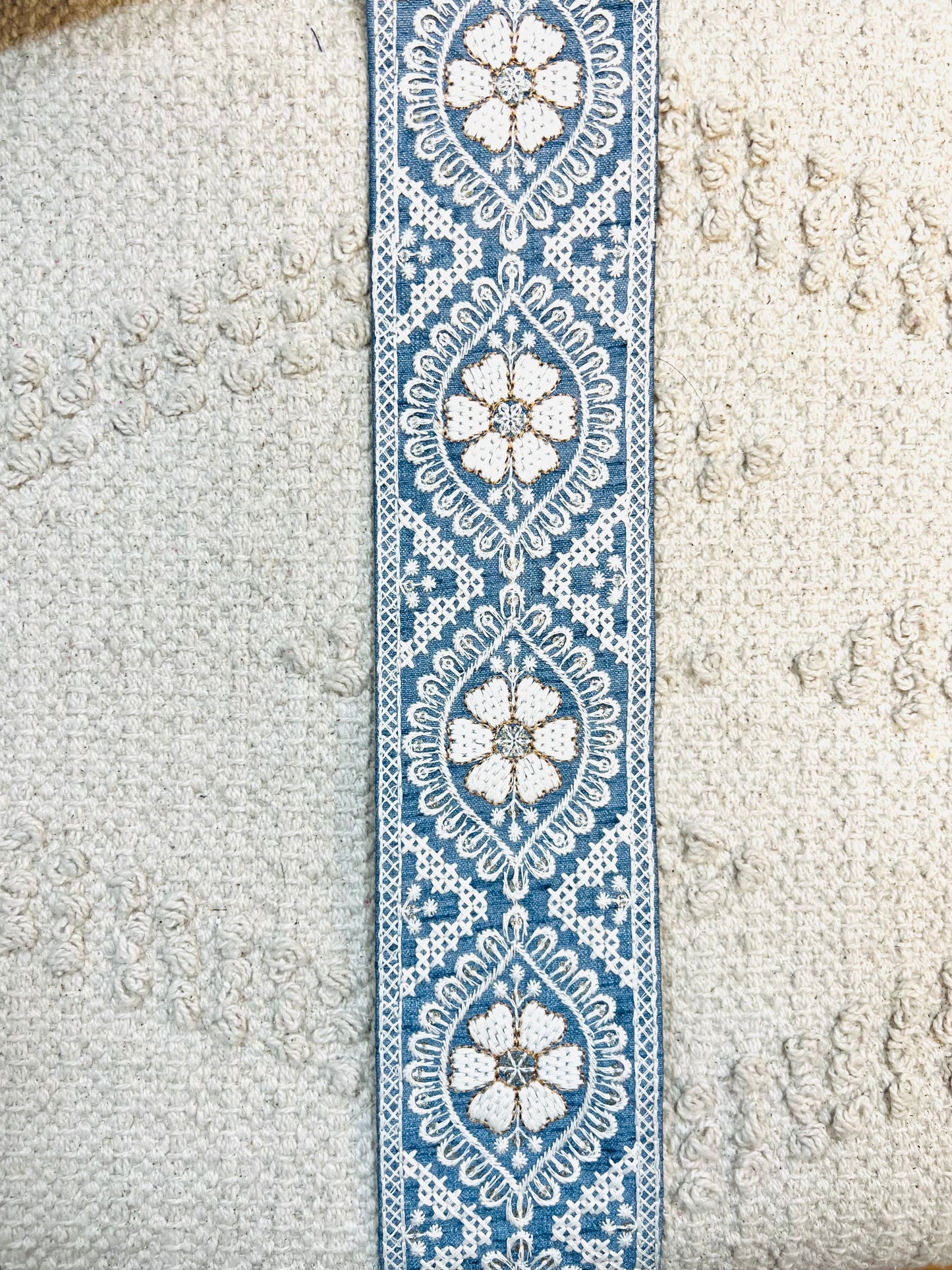 Galon bleu broderie fils blanc