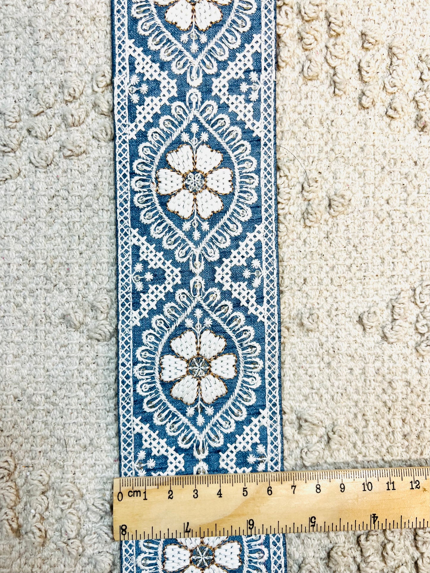 Galon bleu broderie fils blanc