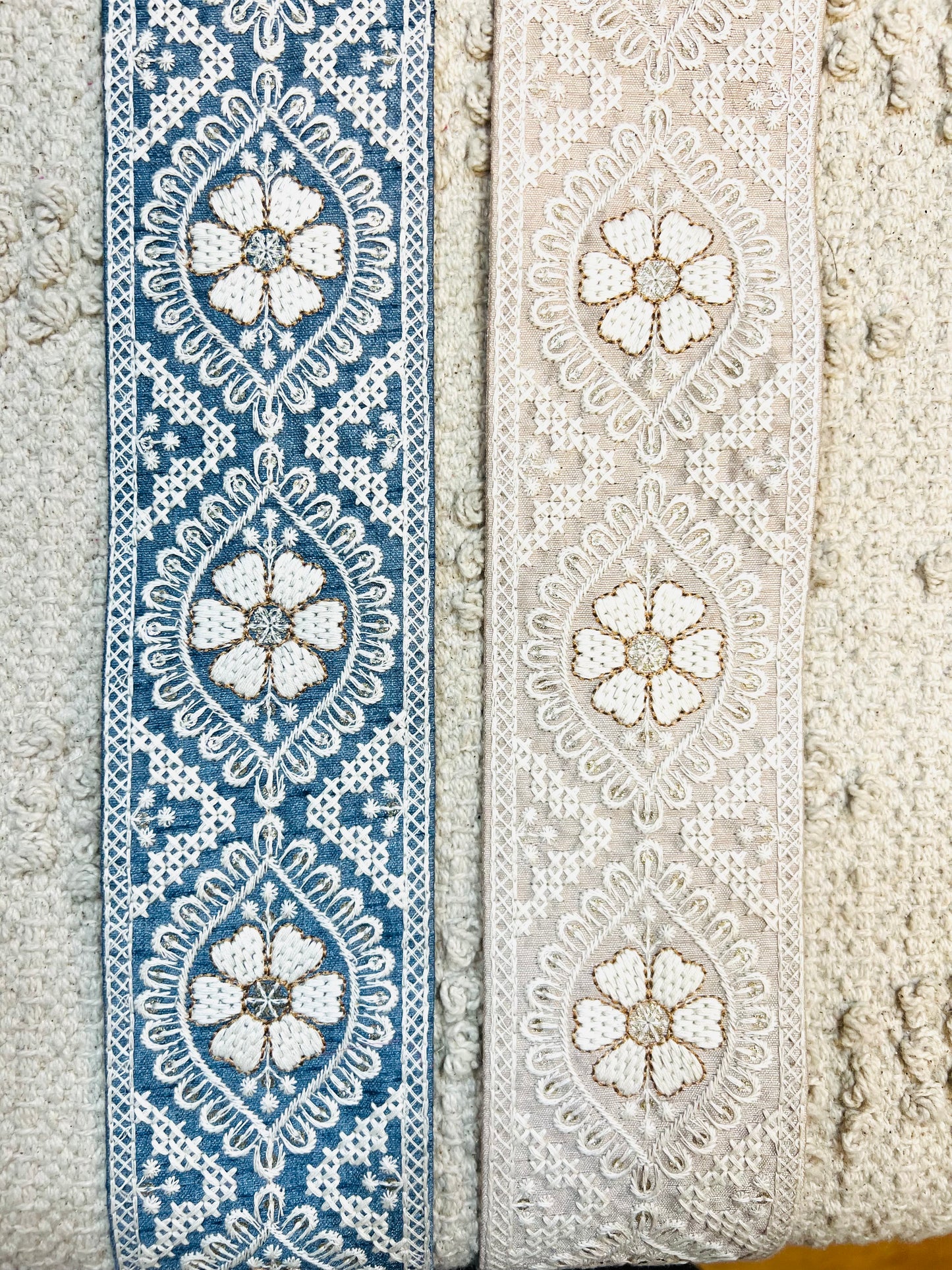 Galon bleu broderie fils blanc