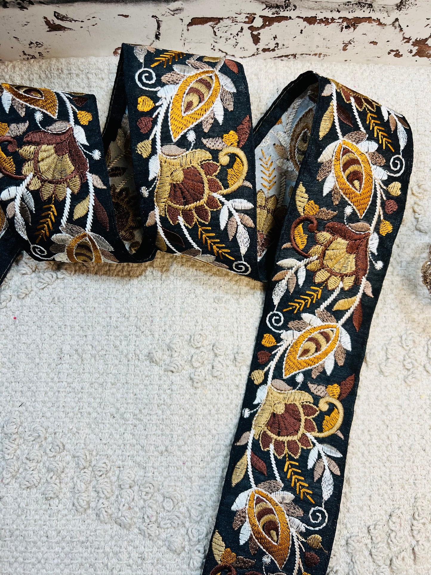 Galon noir broderie fils marron