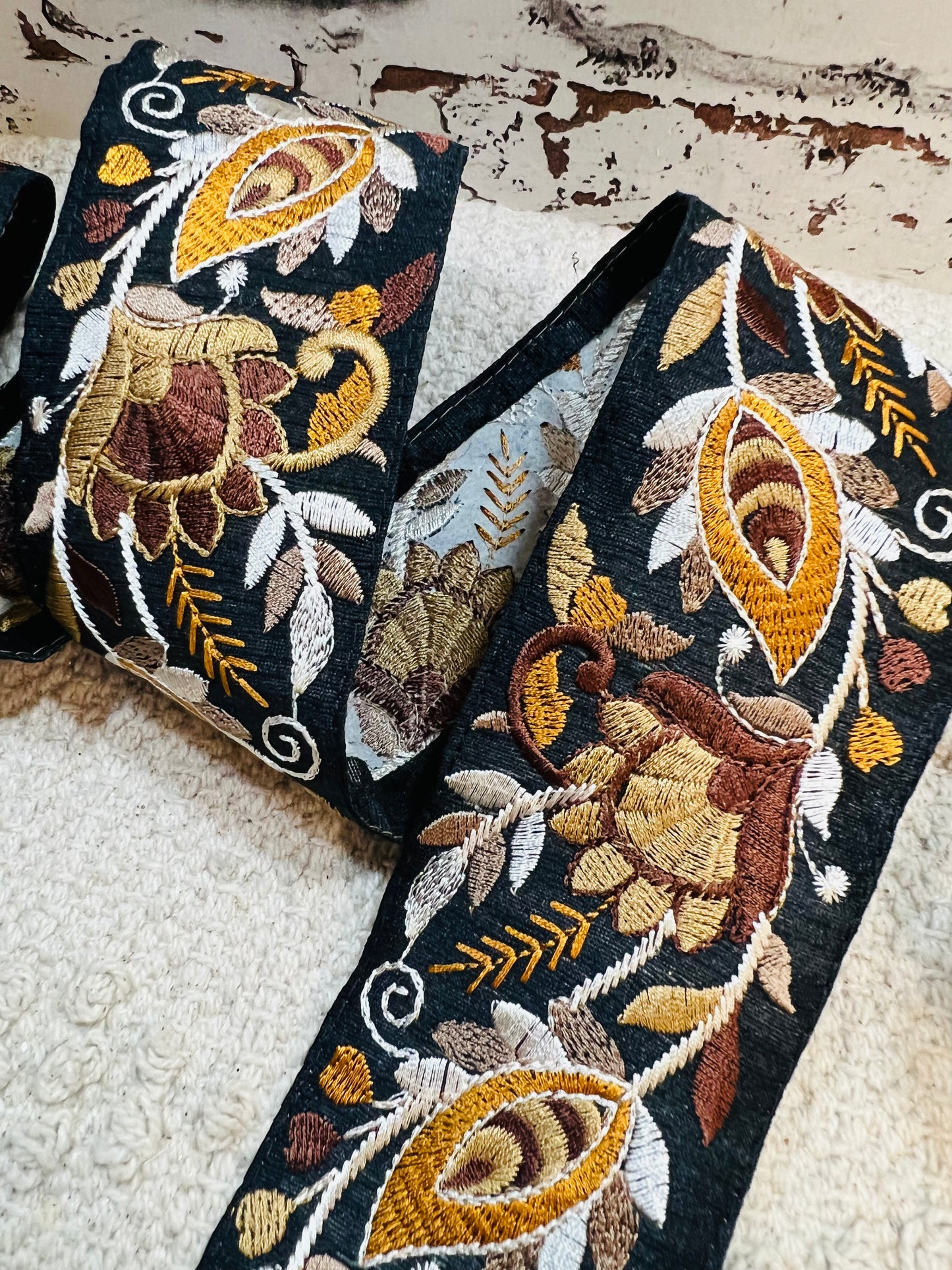 Galon noir broderie fils marron