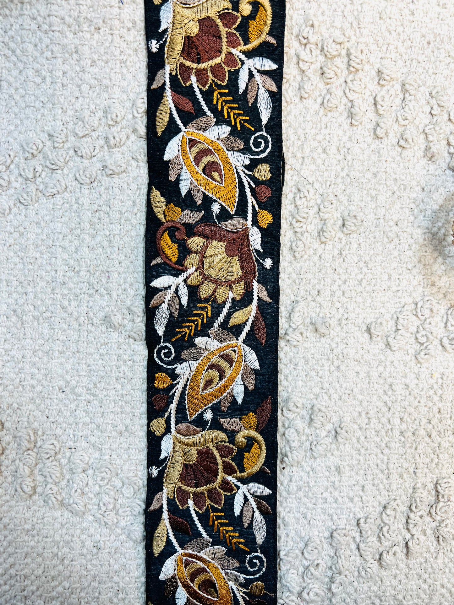 Galon noir broderie fils marron