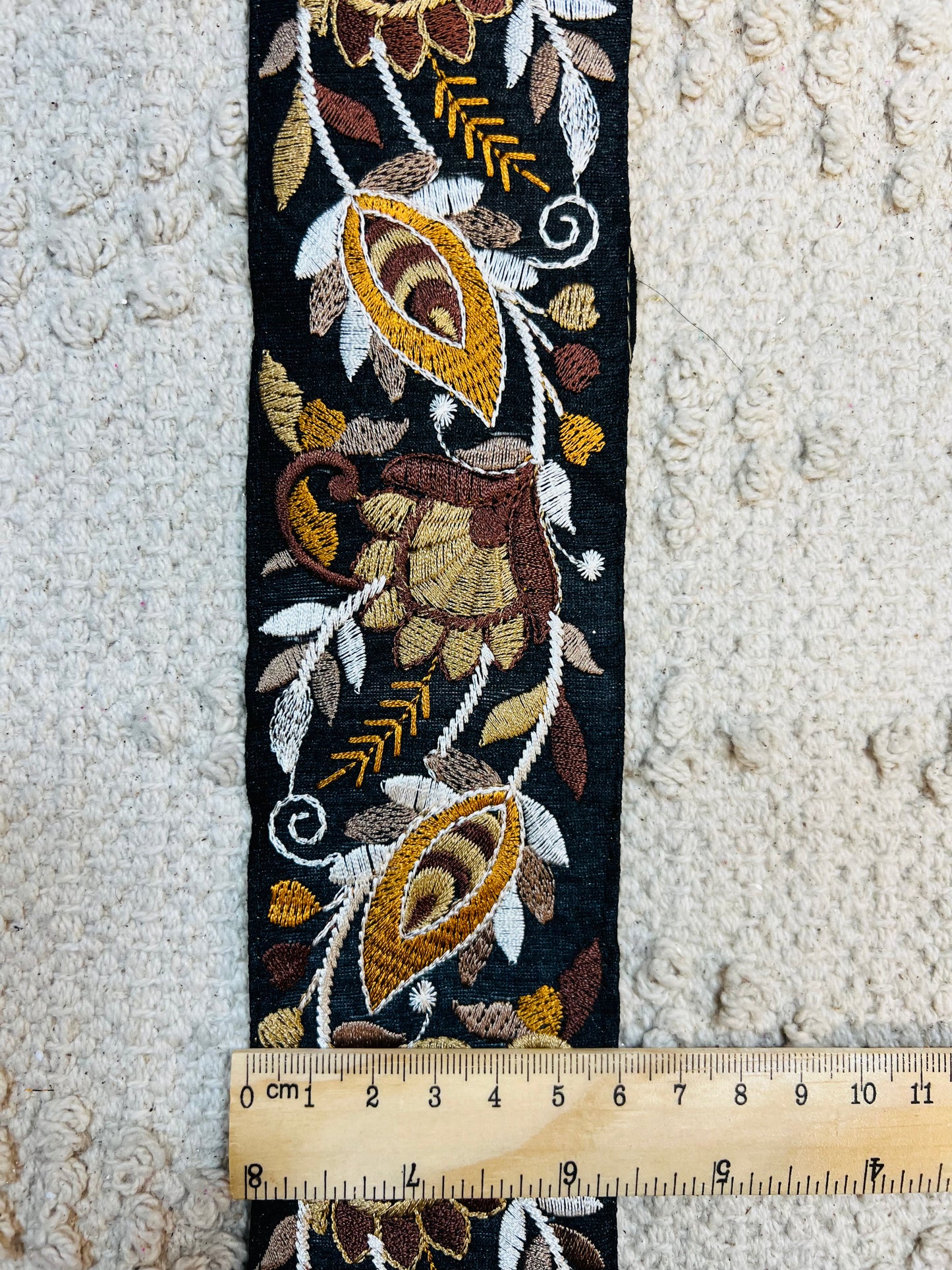 Galon noir broderie fils marron