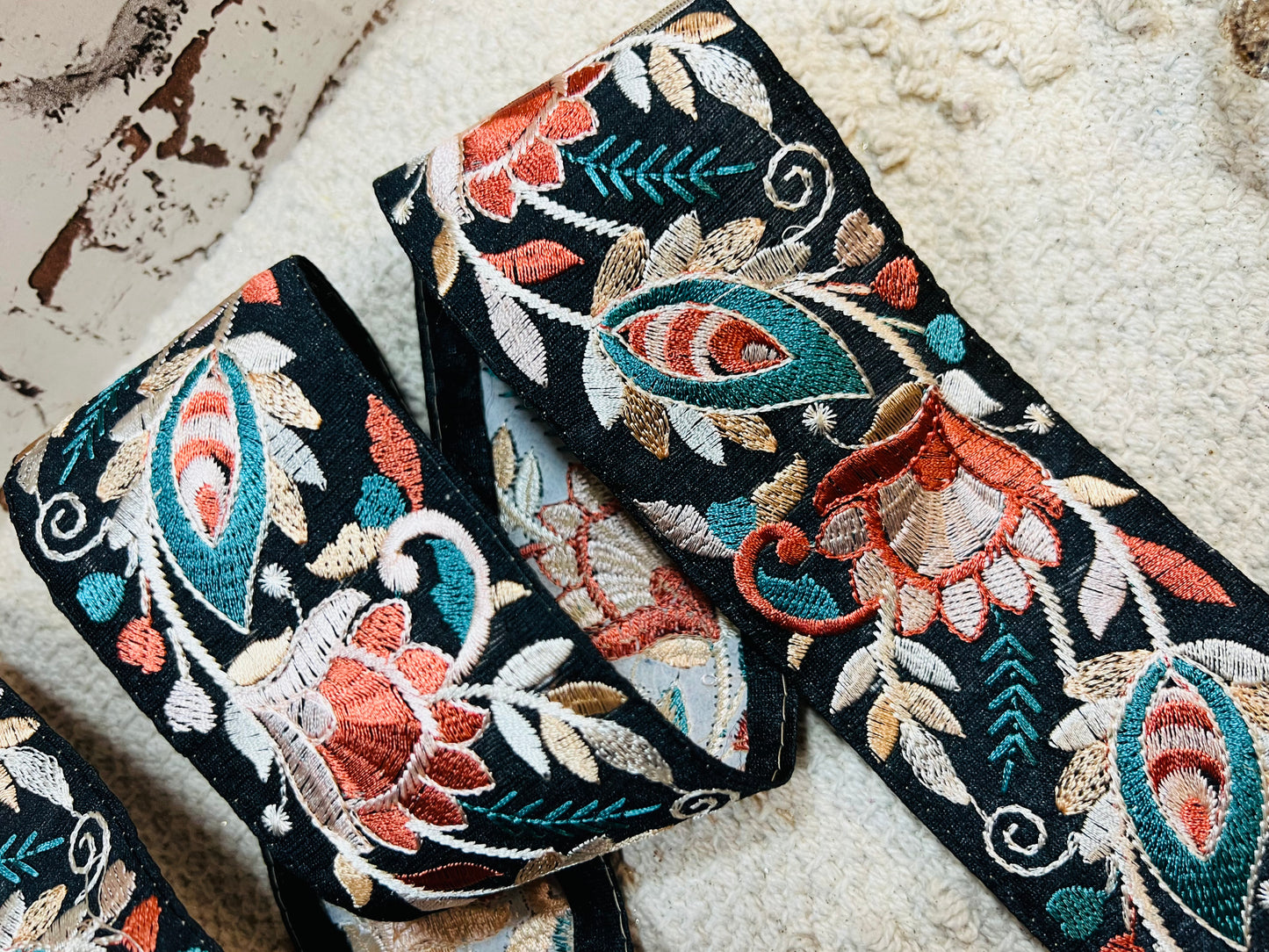 Galon noir broderie fils rose et bleu