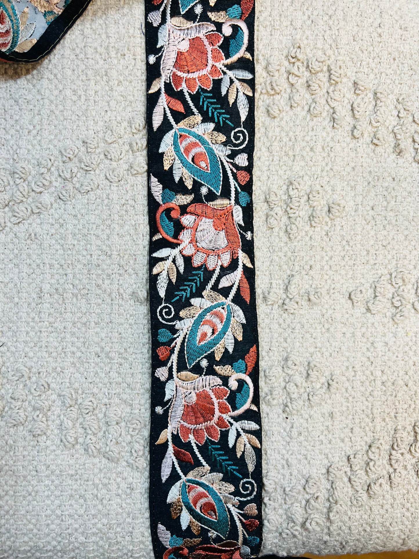 Galon noir broderie fils rose et bleu