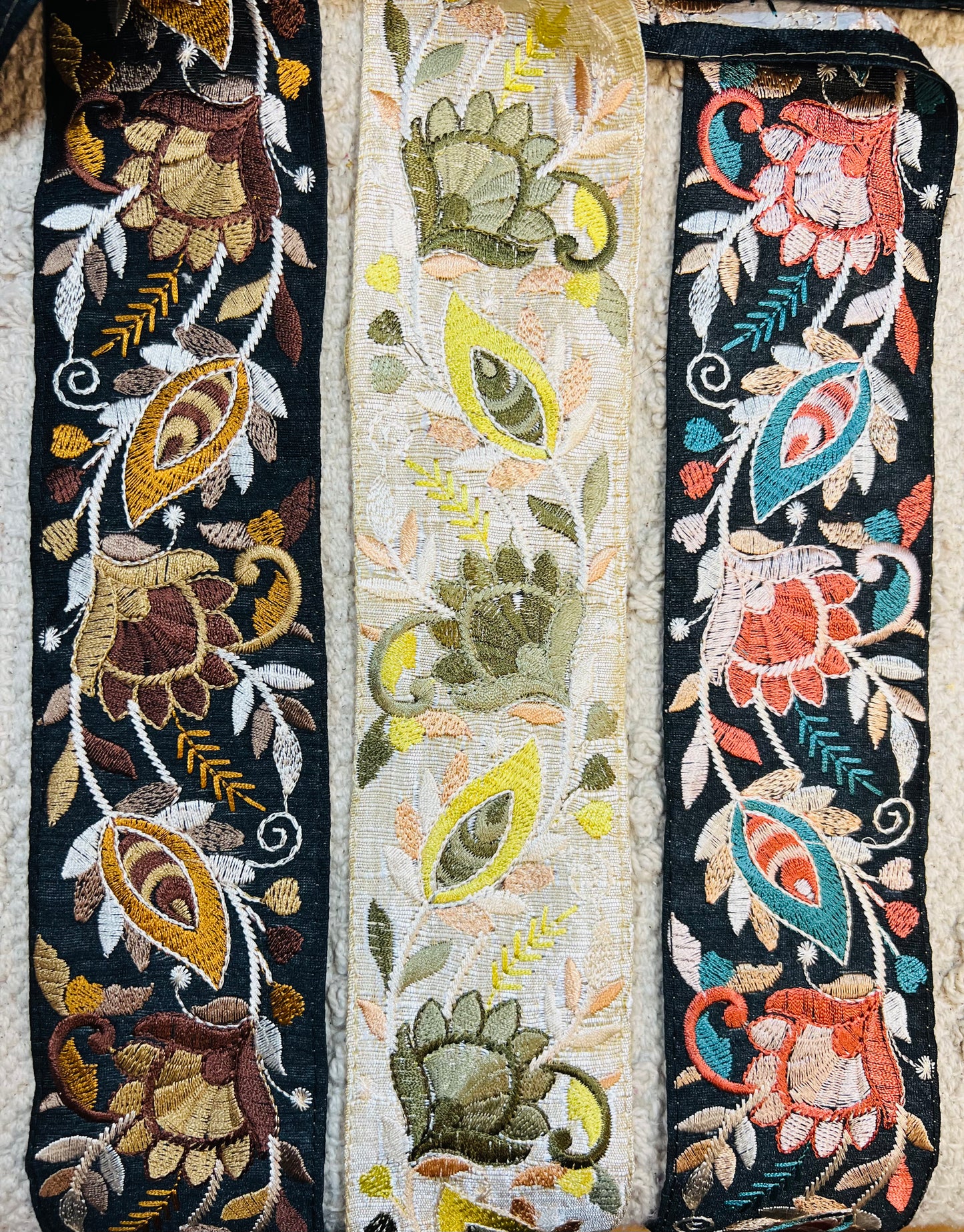 Galon noir broderie fils marron