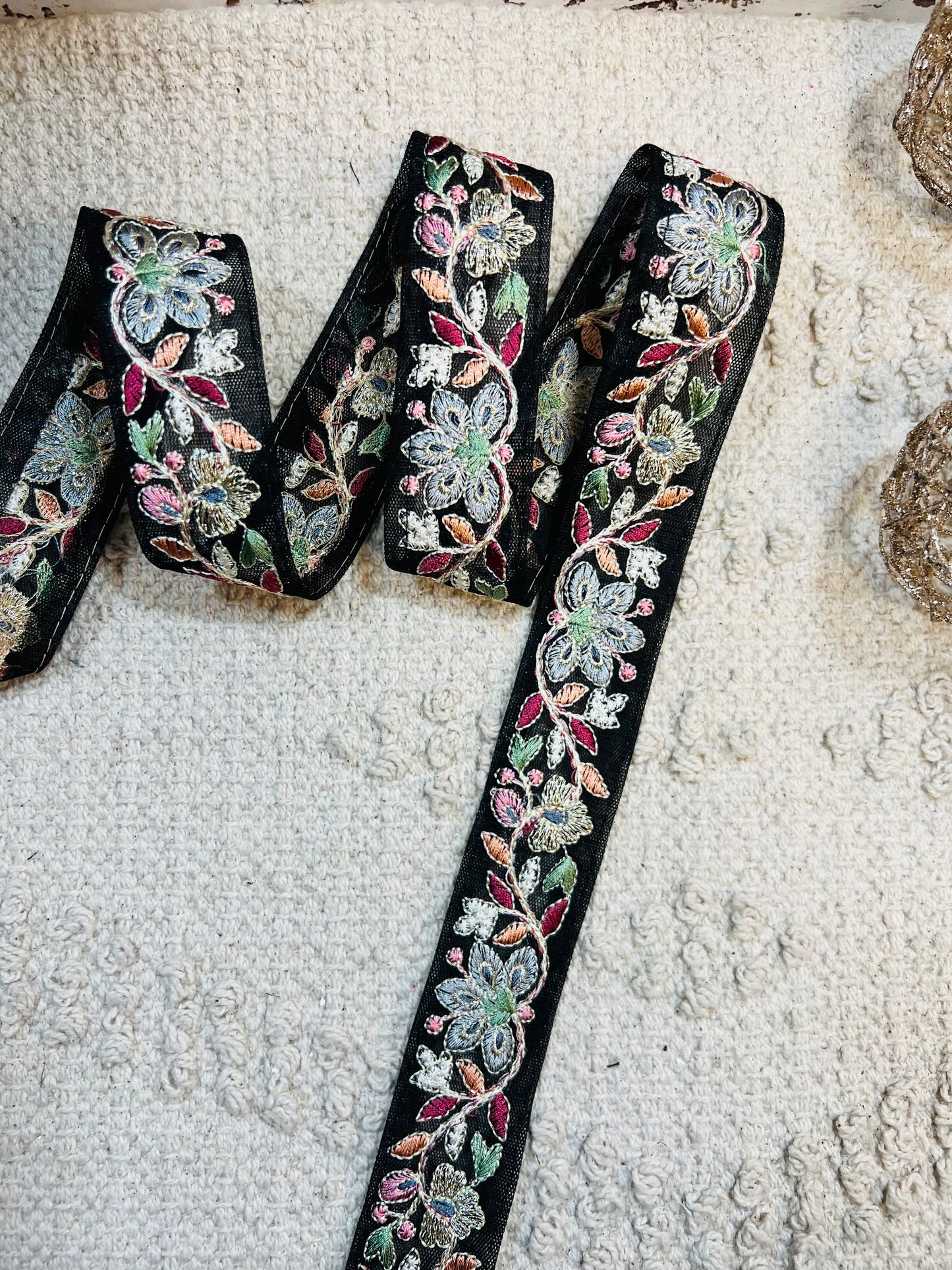 Galon noir broderie fleurs bleu