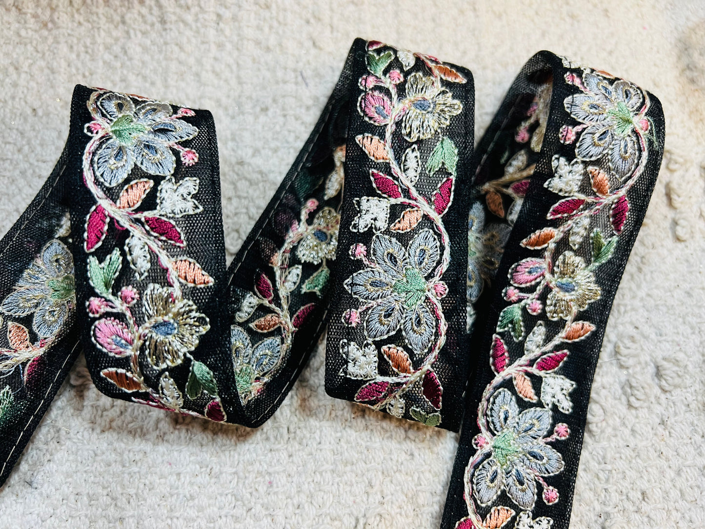 Galon noir broderie fleurs bleu