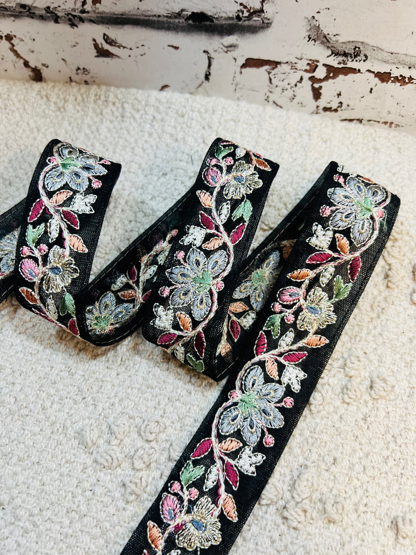 Galon noir broderie fleurs bleu
