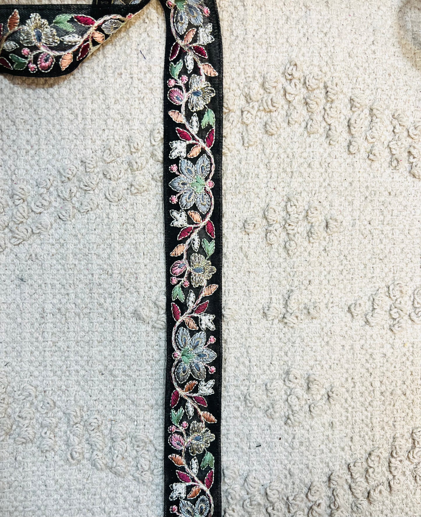Galon noir broderie fleurs bleu