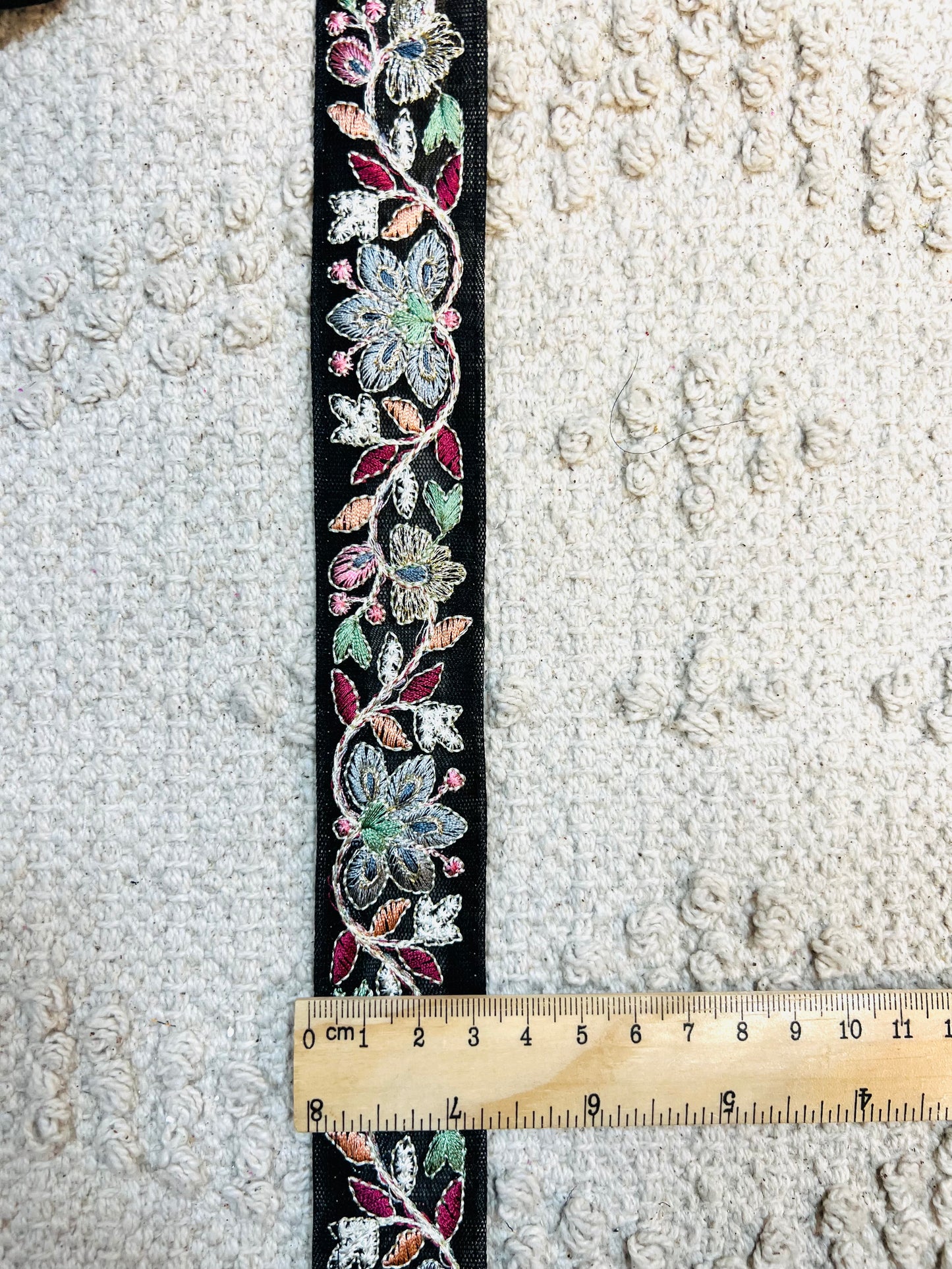 Galon noir broderie fleurs bleu