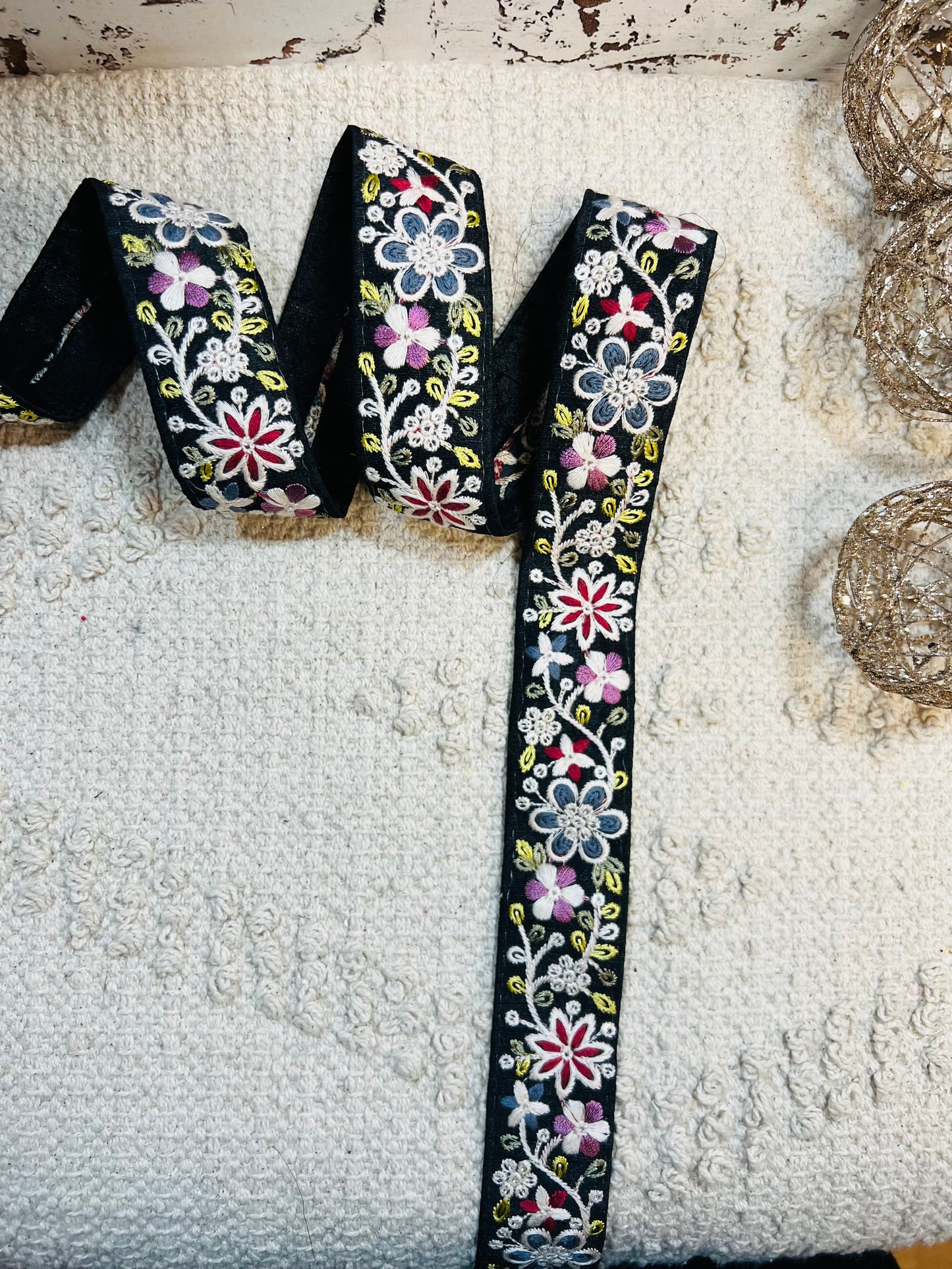 Galon noir broderie fleurs multicolores