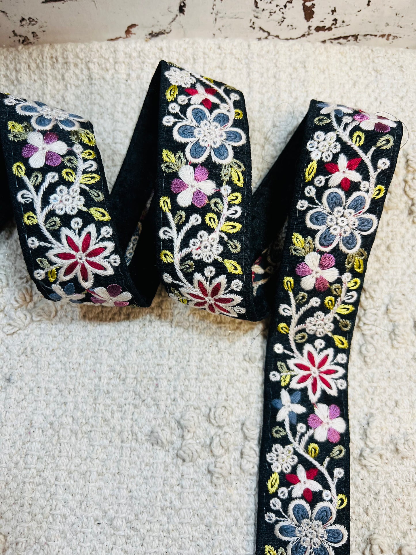 Galon noir broderie fleurs multicolores