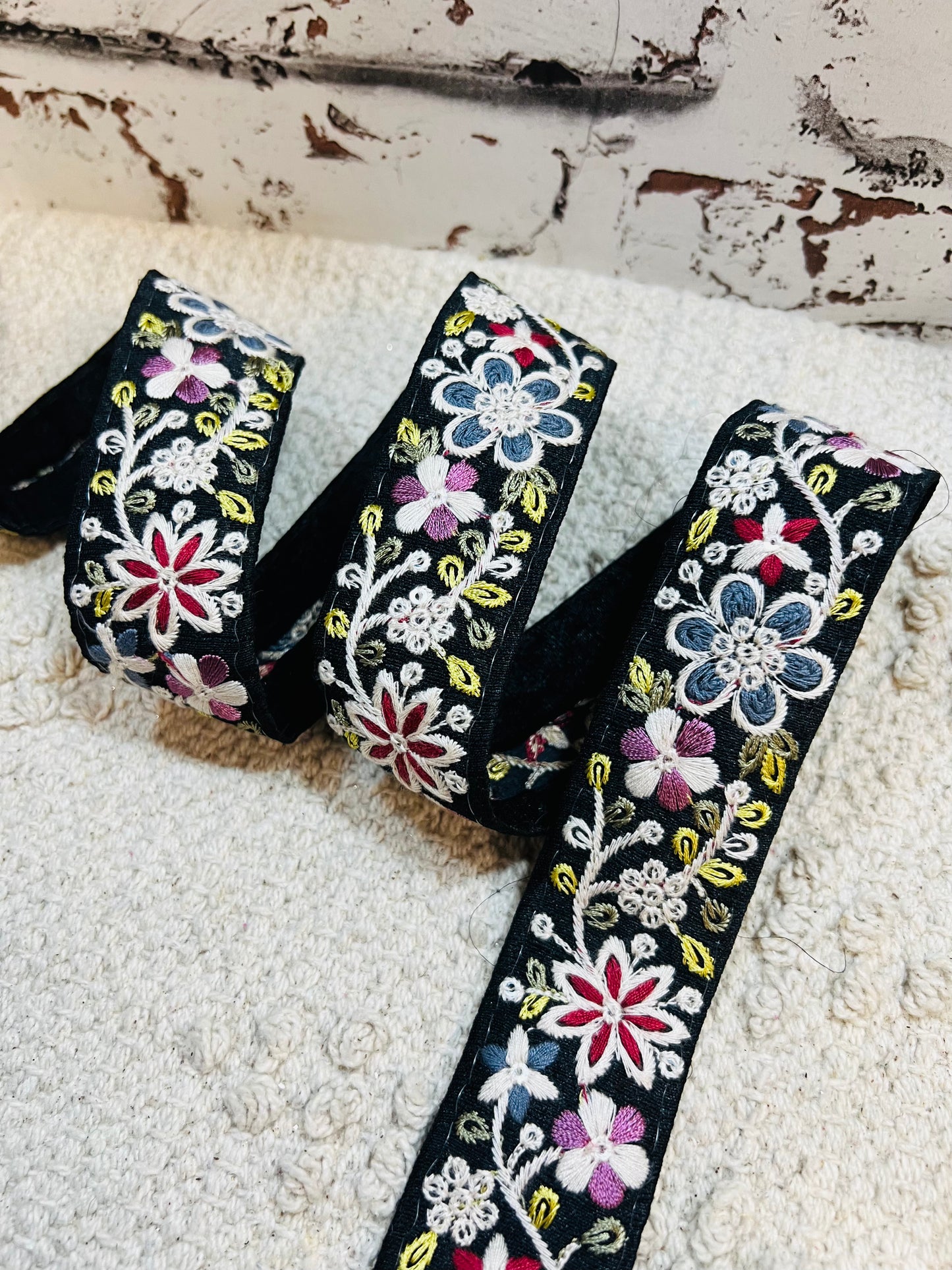 Galon noir broderie fleurs multicolores
