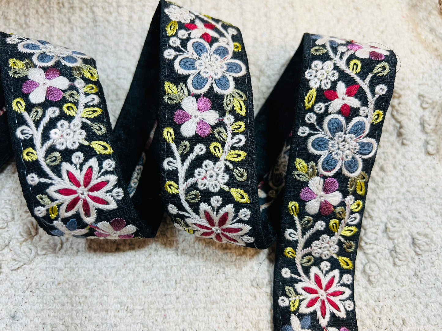 Galon noir broderie fleurs multicolores