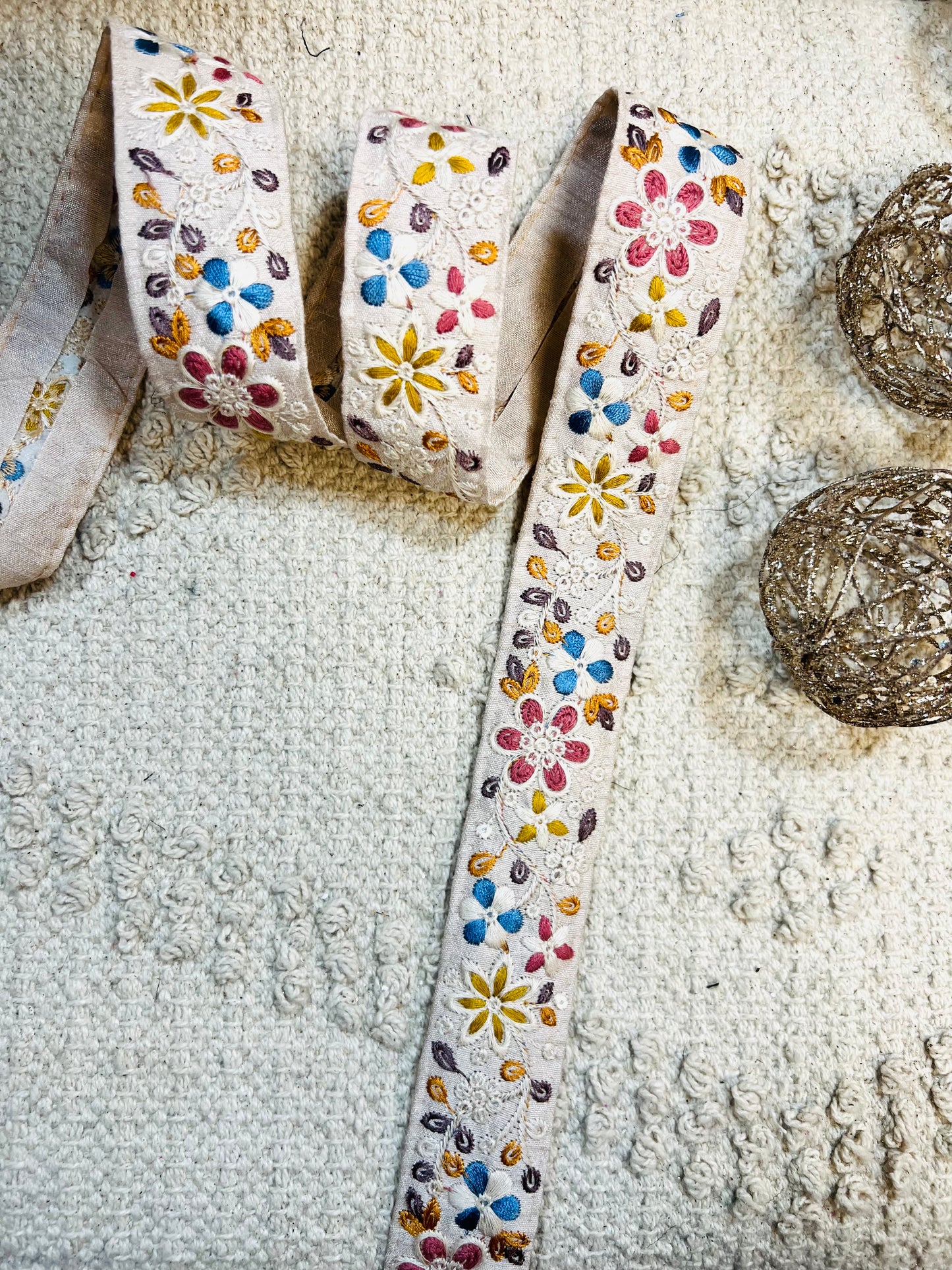 Galon rose pastel broderie fleurs multicolores
