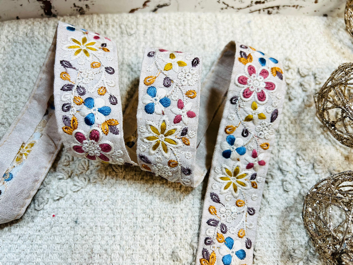 Galon rose pastel broderie fleurs multicolores