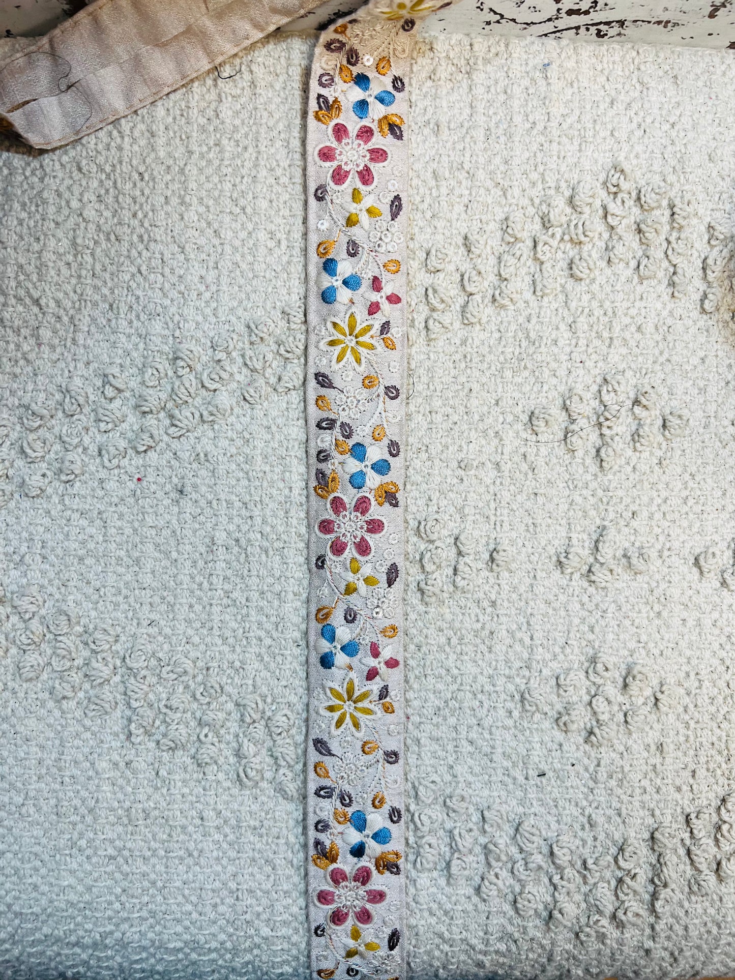 Galon rose pastel broderie fleurs multicolores