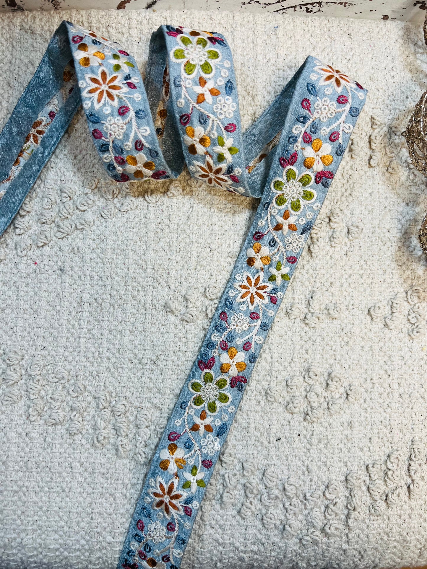 Galon bleu broderie fleurs multicolores